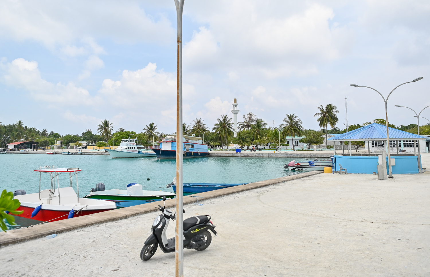 ލ.މާބައިދޫ ބަނދަރު، މިއީ އެއް އިރެއްގައި ކާރޫބާރޫ ބޮޑު ބަނދަރެއް، ފޮޓޯ: ފަޔާޒް މޫސާ/މިހާރު