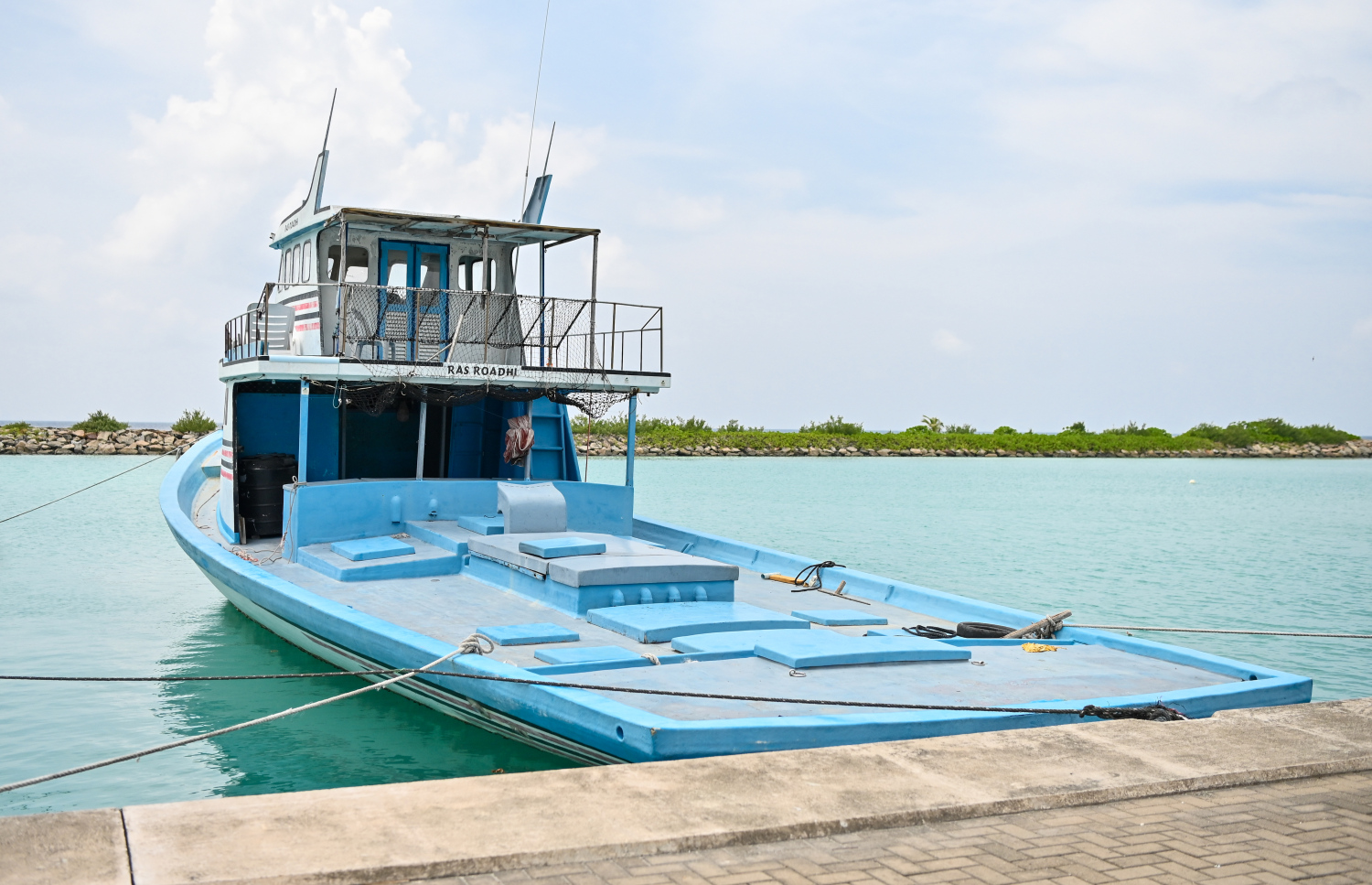 މާބައިދޫގައި އެންމެ ފަހުން މަހަށް ފުރި ދޯނި، މިހާރު އޮތީ ވިއްކާލަން އިޝްތިހާރު ޖަހާފައި. ފޮޓޯ: ފަޔާޒް މޫސާ/މިހާރު