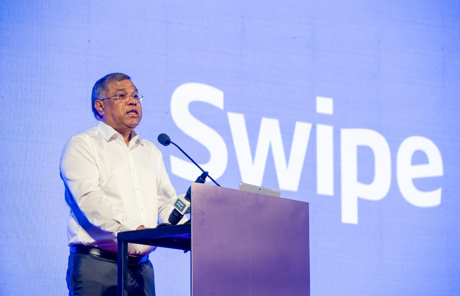 އައްޑޫގައި ސްވައިޕް ލޯންޗު ކުރުމަށް މިރޭ ބޭއްވި ހަފުލާހައި ބީއެމްއެލްގެ ސީއީއޯ އަދި އެމްޑީ ޝަރީފު ވާހަކަ ދައްކަވަނީ.--- ފޮޓޯ: ނިޝާން އަލީ| މިހާރު