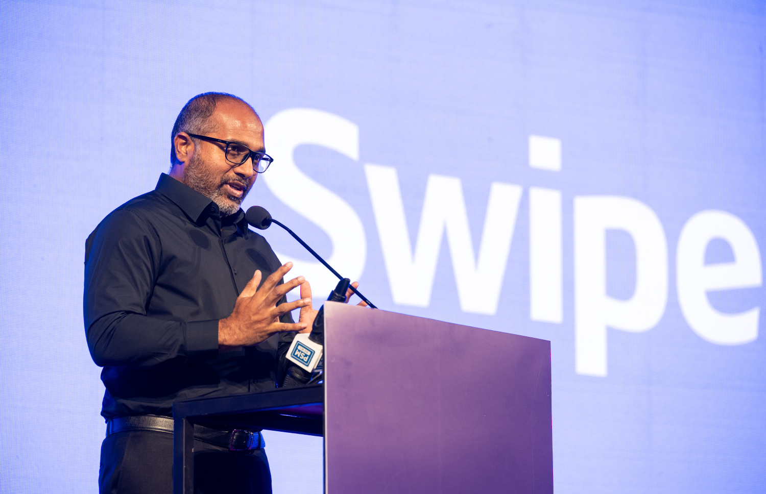 ބީއެމްއެލްގެ ސްވައިޕްގެ ހިދުމަތް ލޯންޗު ކުރުމަށް ބޭއްވި ހަފުލާގައި ޓެކްނޮލޮޖީ މިނިސްޓަރު އަލީ އިހުސާން ވާހަކަ ދައްކަނީ.-- ފޮޓޯ: ނިޝާން އަލީ| މިހާރު