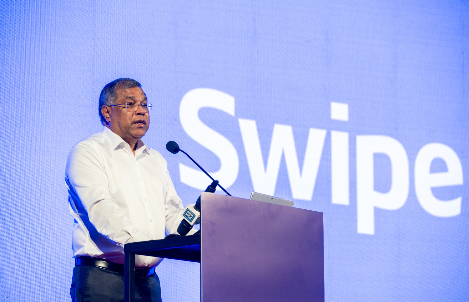 އައްޑޫގައި ސްވައިޕް ލޯންޗު ކުރުމަށް މިރޭ ބޭއްވި ހަފުލާހައި ބީއެމްއެލްގެ ސީއީއޯ އަދި އެމްޑީ ޝަރީފު ވާހަކަ ދައްކަވަނީ.--- ފޮޓޯ: ނިޝާން އަލީ| މިހާރު