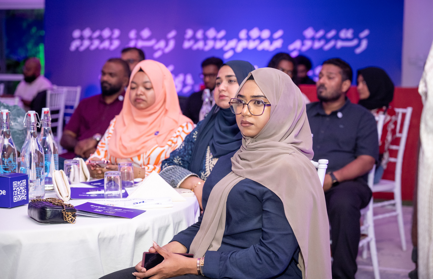 އައްޑޫގައި ސްވައިޕް ލޯންޗު ކުރުމަށް ރޭ ބޭއްވި ހަފުލާހައި ބައިވެރިވި ބައެއް މީހުން.--- ފޮޓޯ: ނިޝާން އަލީ| މިހާރު