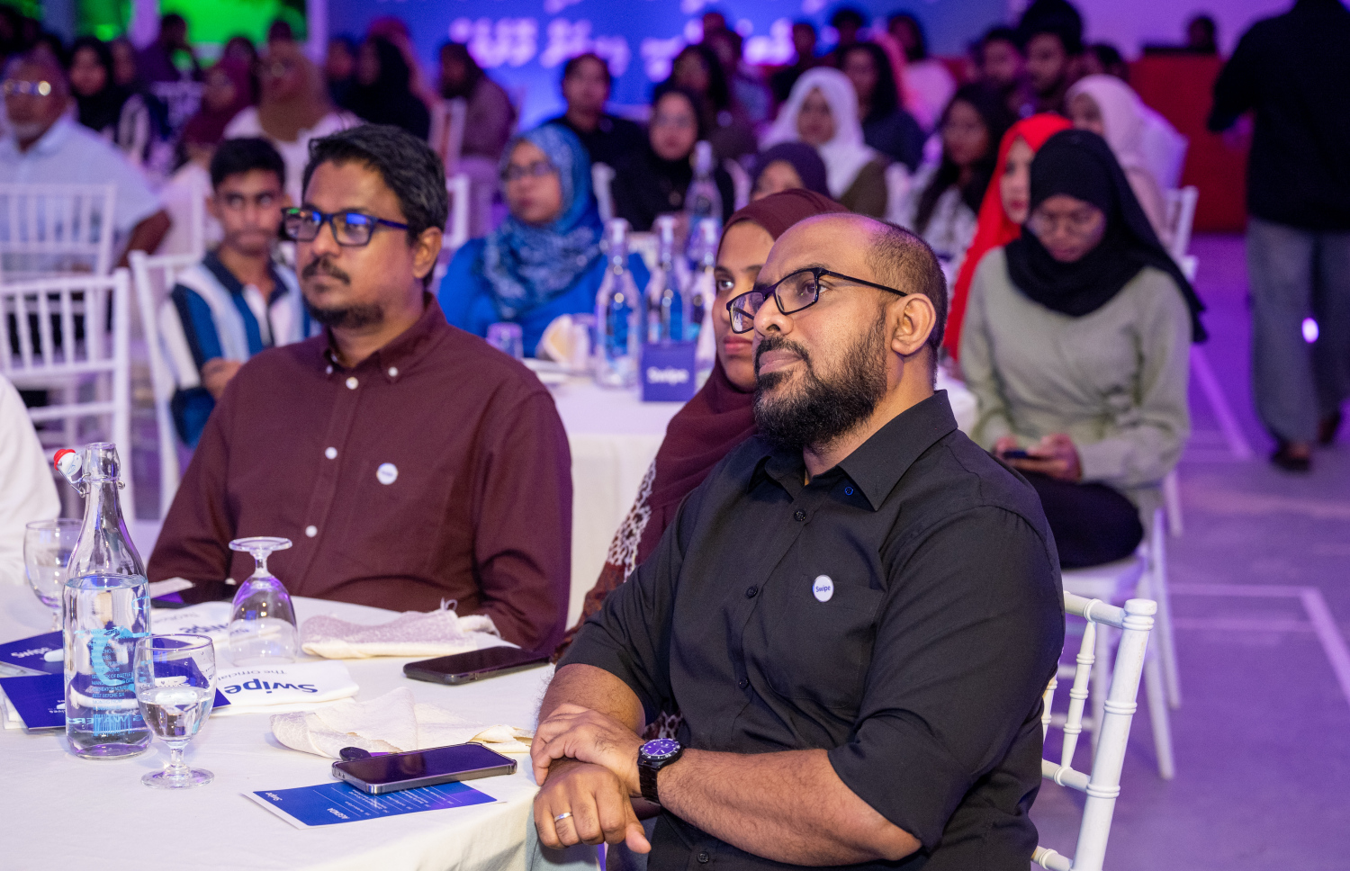 އައްޑޫގައި ސްވައިޕް ލޯންޗު ކުރުމަށް ރޭ ބޭއްވި ހަފުލާހައި ބީއެމްއެލްގެ ބައެއް އިސް ބޭފުޅުން ބައިވެރިވިވެވަޑައިގަންނަވަނީ.--- ފޮޓޯ: ނިޝާން އަލީ| މިހާރު