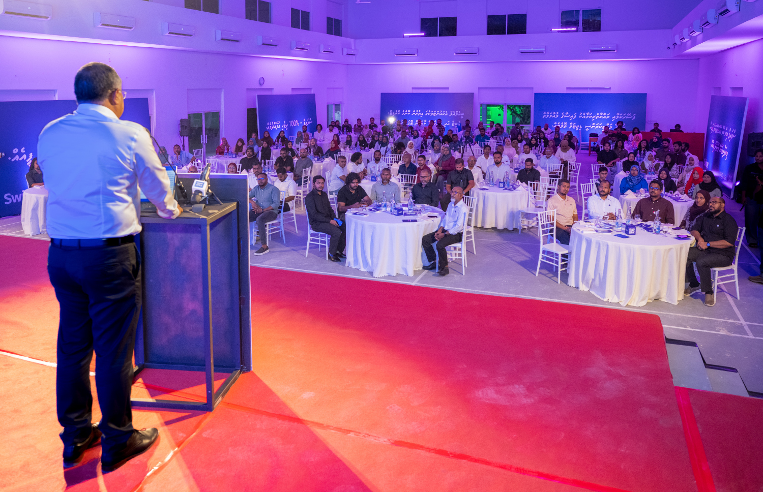 އައްޑޫގައި ސްވައިޕް ލޯންޗު ކުރުމަށް ރޭ ބޭއްވި ހަފުލާ.--- ފޮޓޯ: ނިޝާން އަލީ| މިހާރު