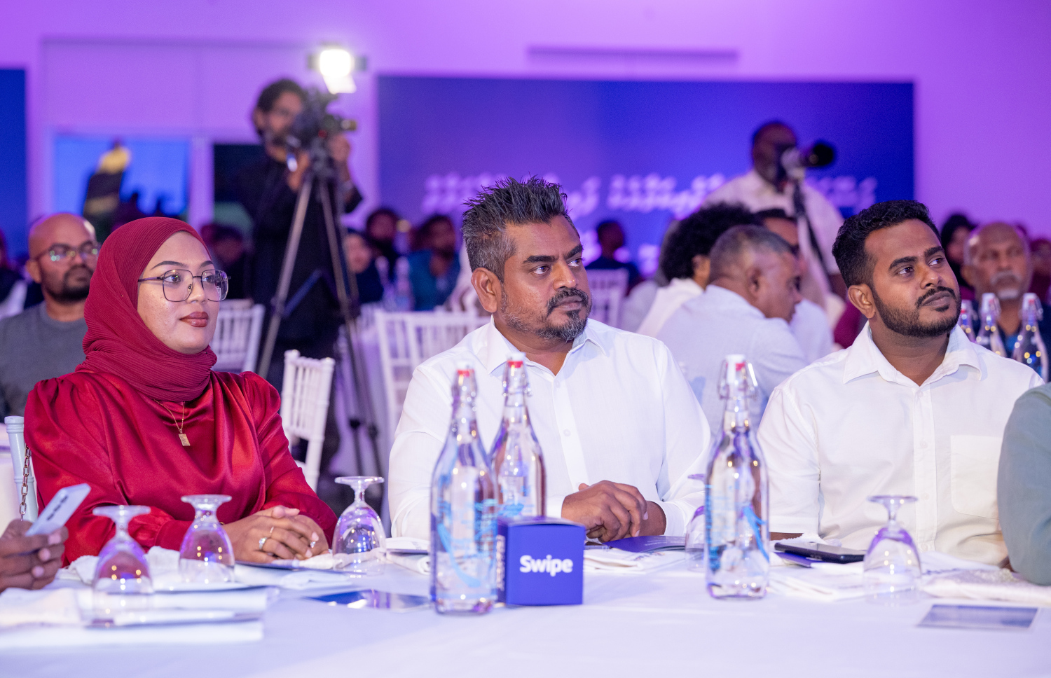 އައްޑޫގައި ސްވައިޕް ލޯންޗު ކުރުމަށް ރޭ ބޭއްވި ހަފުލާހައި ބައިވެރިވި ބައެއް މީހުން.--- ފޮޓޯ: ނިޝާން އަލީ| މިހާރު