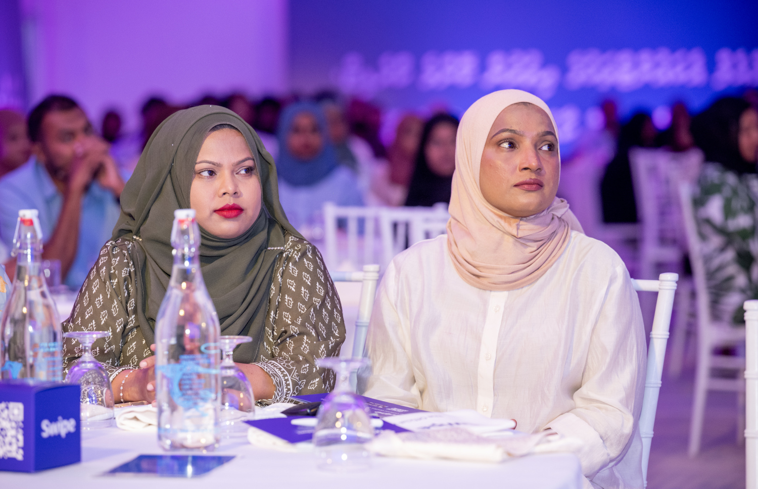 އައްޑޫގައި ސްވައިޕް ލޯންޗު ކުރުމަށް ރޭ ބޭއްވި ހަފުލާހައި ބައިވެރިވި ބައެއް މީހުން.--- ފޮޓޯ: ނިޝާން އަލީ| މިހާރު