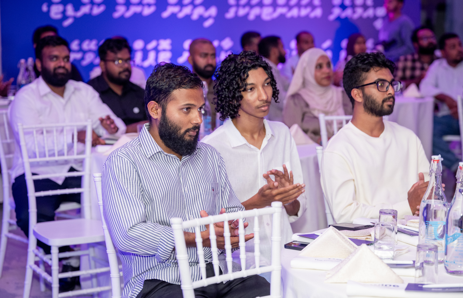 އައްޑޫގައި ސްވައިޕް ލޯންޗު ކުރުމަށް ރޭ ބޭއްވި ހަފުލާހައި ބައިވެރިވި ބައެއް މީހުން.--- ފޮޓޯ: ނިޝާން އަލީ| މިހާރު