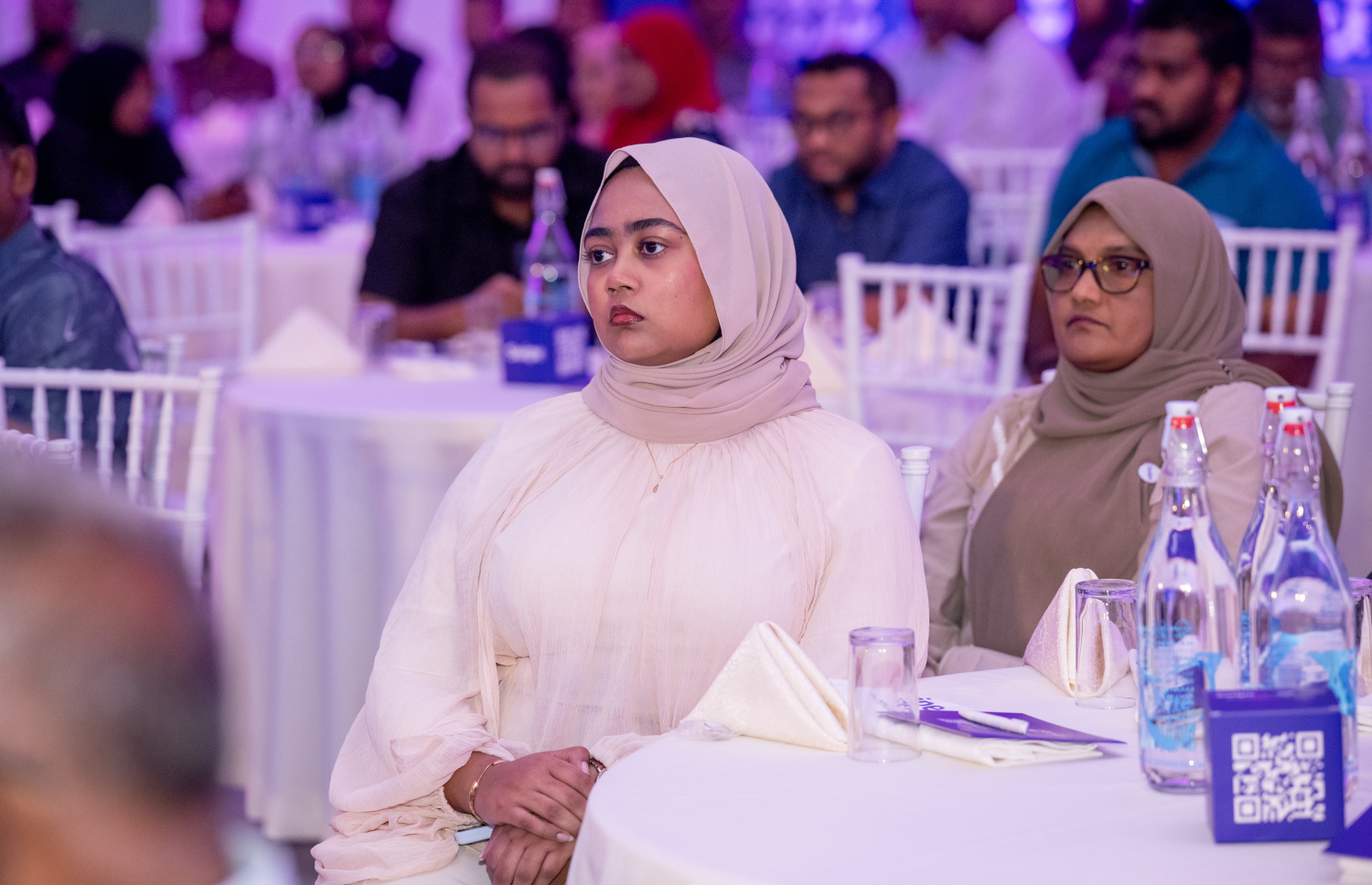 އައްޑޫގައި ސްވައިޕް ލޯންޗު ކުރުމަށް ރޭ ބޭއްވި ހަފުލާހައި ބައިވެރިވި ބައެއް މީހުން.--- ފޮޓޯ: ނިޝާން އަލީ| މިހާރު