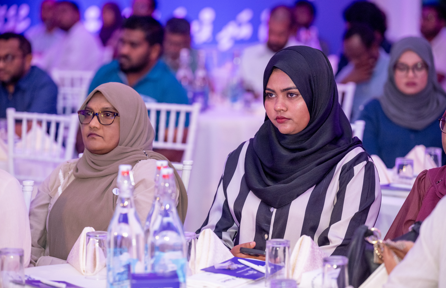 އައްޑޫގައި ސްވައިޕް ލޯންޗު ކުރުމަށް ރޭ ބޭއްވި ހަފުލާހައި ބައިވެރިވި ބައެއް މީހުން.--- ފޮޓޯ: ނިޝާން އަލީ| މިހާރު