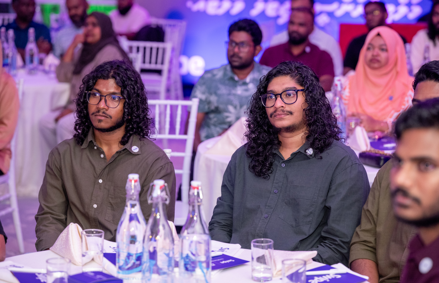 އައްޑޫގައި ސްވައިޕް ލޯންޗު ކުރުމަށް ރޭ ބޭއްވި ހަފުލާހައި ބައިވެރިވި ބައެއް މީހުން.--- ފޮޓޯ: ނިޝާން އަލީ| މިހާރު