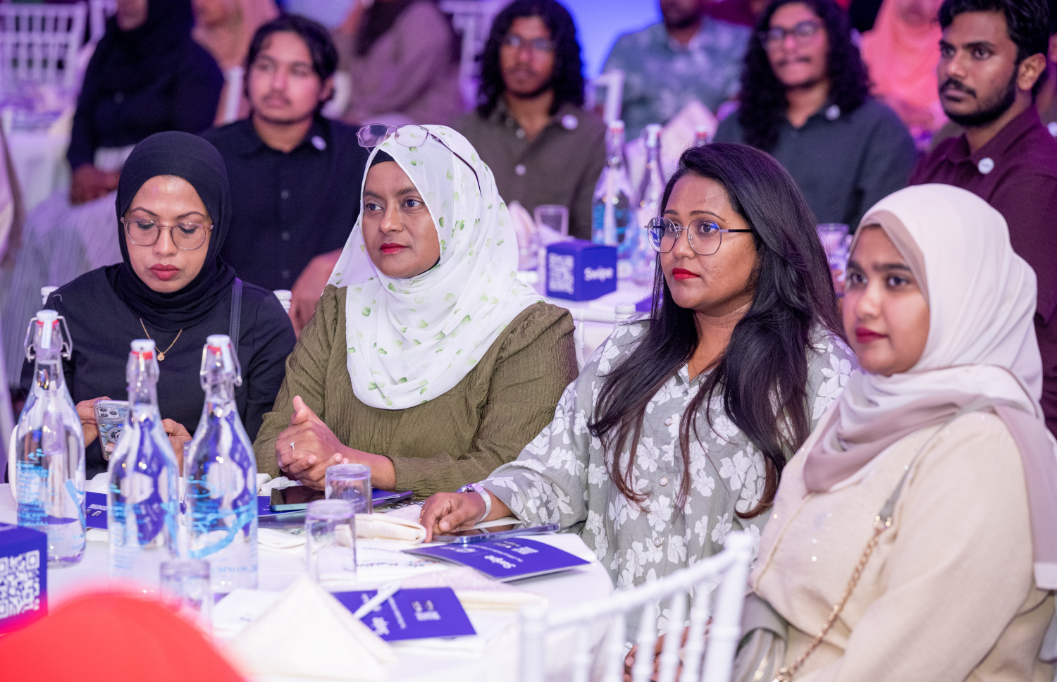 އައްޑޫގައި ސްވައިޕް ލޯންޗު ކުރުމަށް ރޭ ބޭއްވި ހަފުލާހައި ބައިވެރިވި ބައެއް މީހުން.--- ފޮޓޯ: ނިޝާން އަލީ| މިހާރު