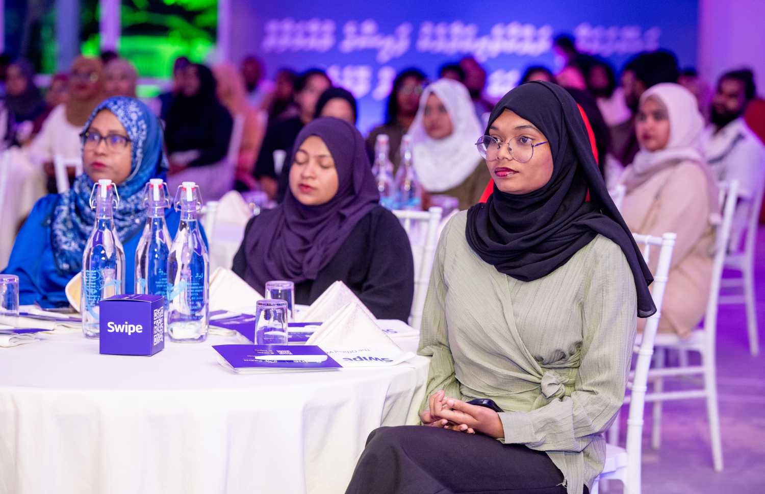 އައްޑޫގައި ސްވައިޕް ލޯންޗު ކުރުމަށް ރޭ ބޭއްވި ހަފުލާހައި ބައިވެރިވި ބައެއް މީހުން.--- ފޮޓޯ: ނިޝާން އަލީ| މިހާރު