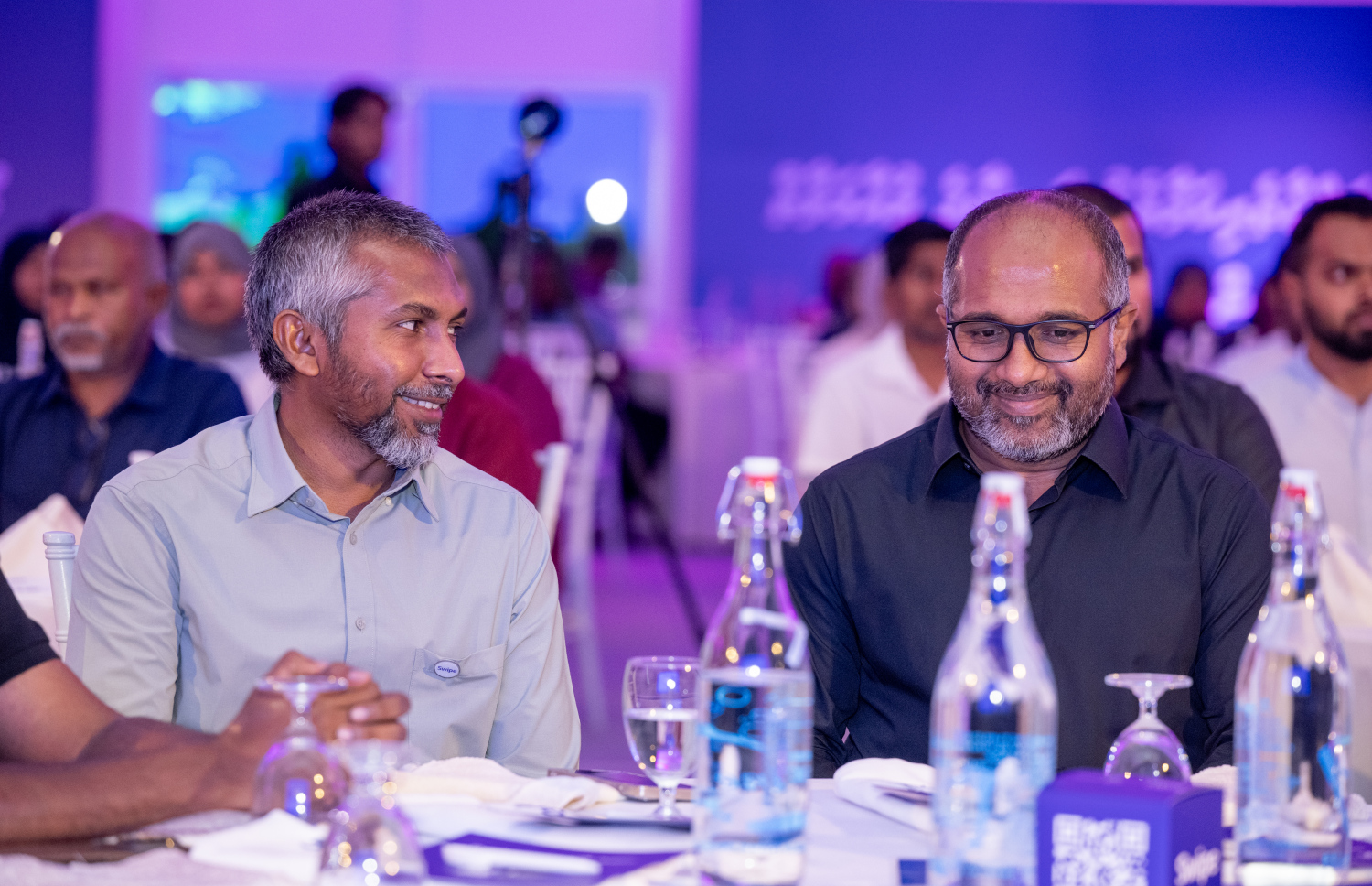 އައްޑޫގައި ސްވައިޕް ލޯންޗު ކުރުމަށް ރޭ ބޭއްވި ހަފުލާހައި ޓެކްނޮލޮޖީ މިނިސްޓަރު އަލީ އިހުސާން އާއި ބޭންކުގެ ޗެއާމަން އަހުމަދު އަލީ ހަބީބް ބައިވެރިވެވަޑައިގަންނަވަނީ.--- ފޮޓޯ: ނިޝާން އަލީ| މިހާރު