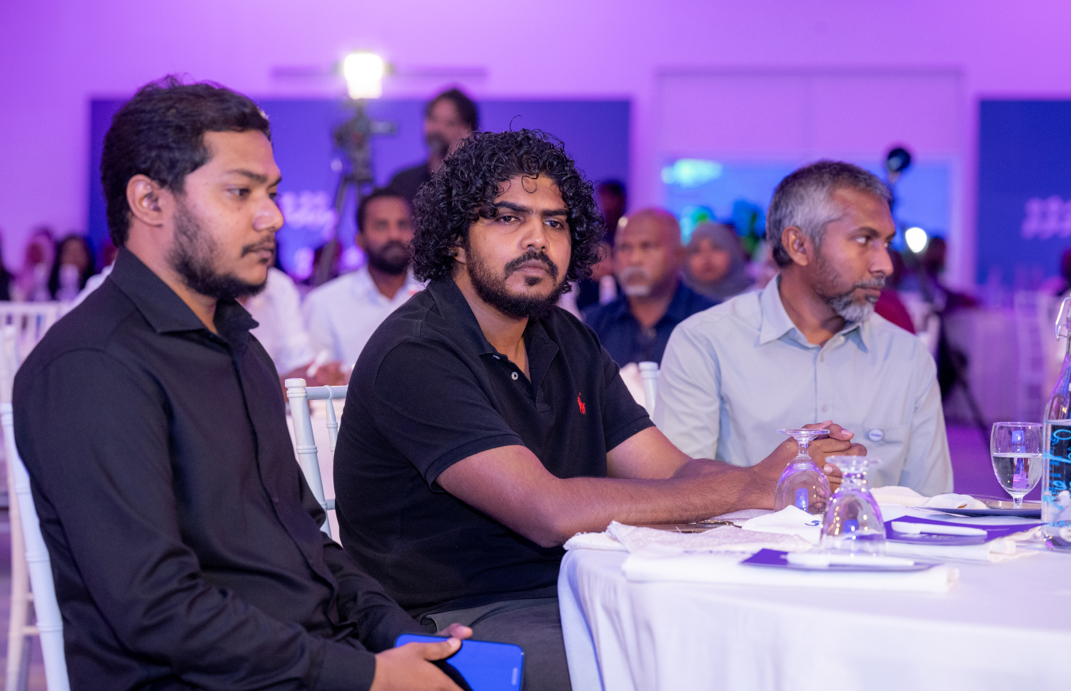 އައްޑޫގައި ސްވައިޕް ލޯންޗު ކުރުމަށް ރޭ ބޭއްވި ހަފުލާހައި ހިތަދޫ މެދުދަާއިރާގެ މަޖިލިސް މެމްބަރު އަޒާން މަރުޒޫގް ބައިވެރިވެވަޑައިގަންނަވަނީ.--- ފޮޓޯ: ނިޝާން އަލީ| މިހާރު