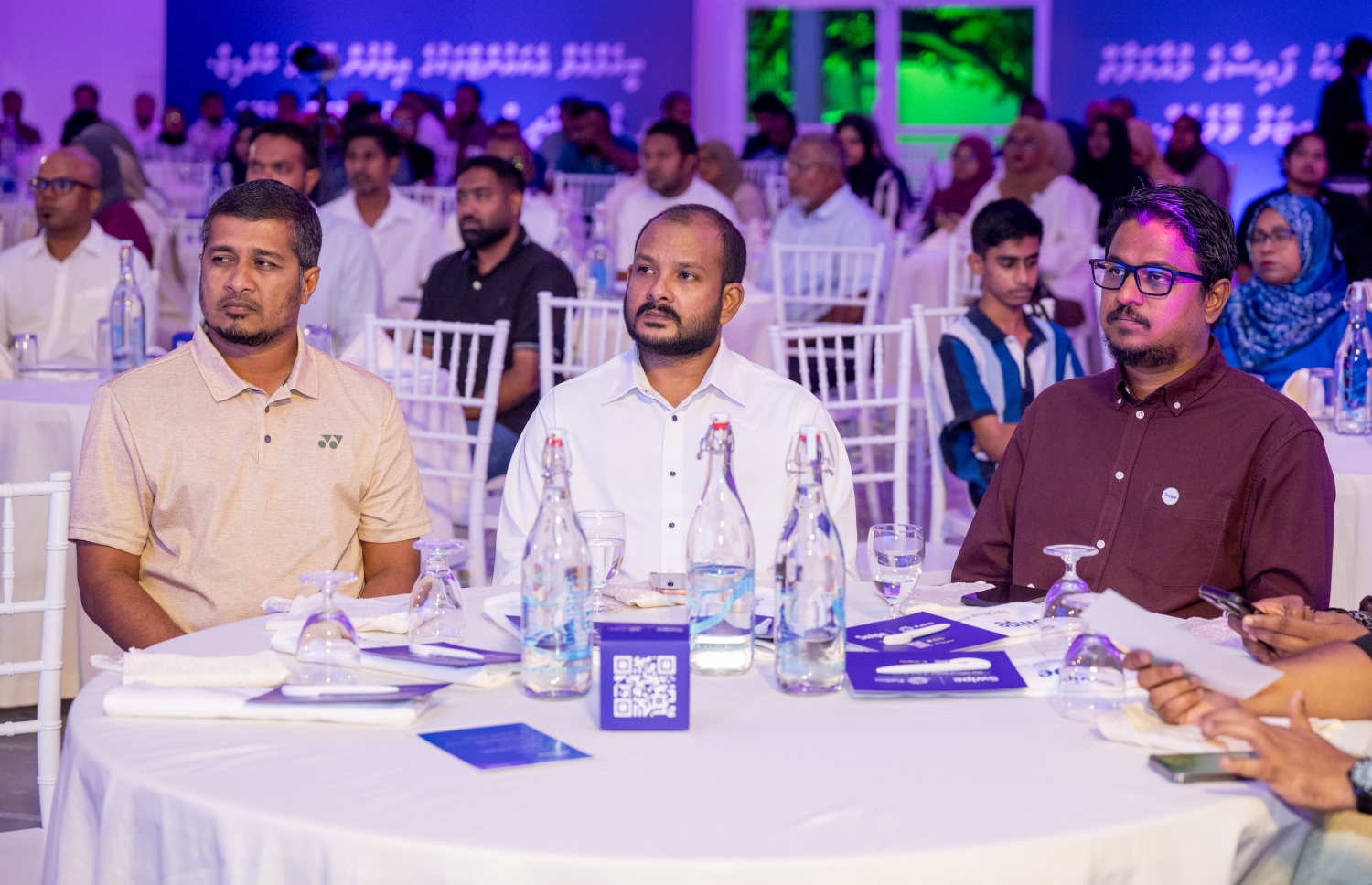 އައްޑޫގައި ސްވައިޕް ލޯންޗު ކުރުމަށް ރޭ ބޭއްވި ހަފުލާހައި ބައިވެރިވި ބައެއް މީހުން.--- ފޮޓޯ: ނިޝާން އަލީ| މިހާރު