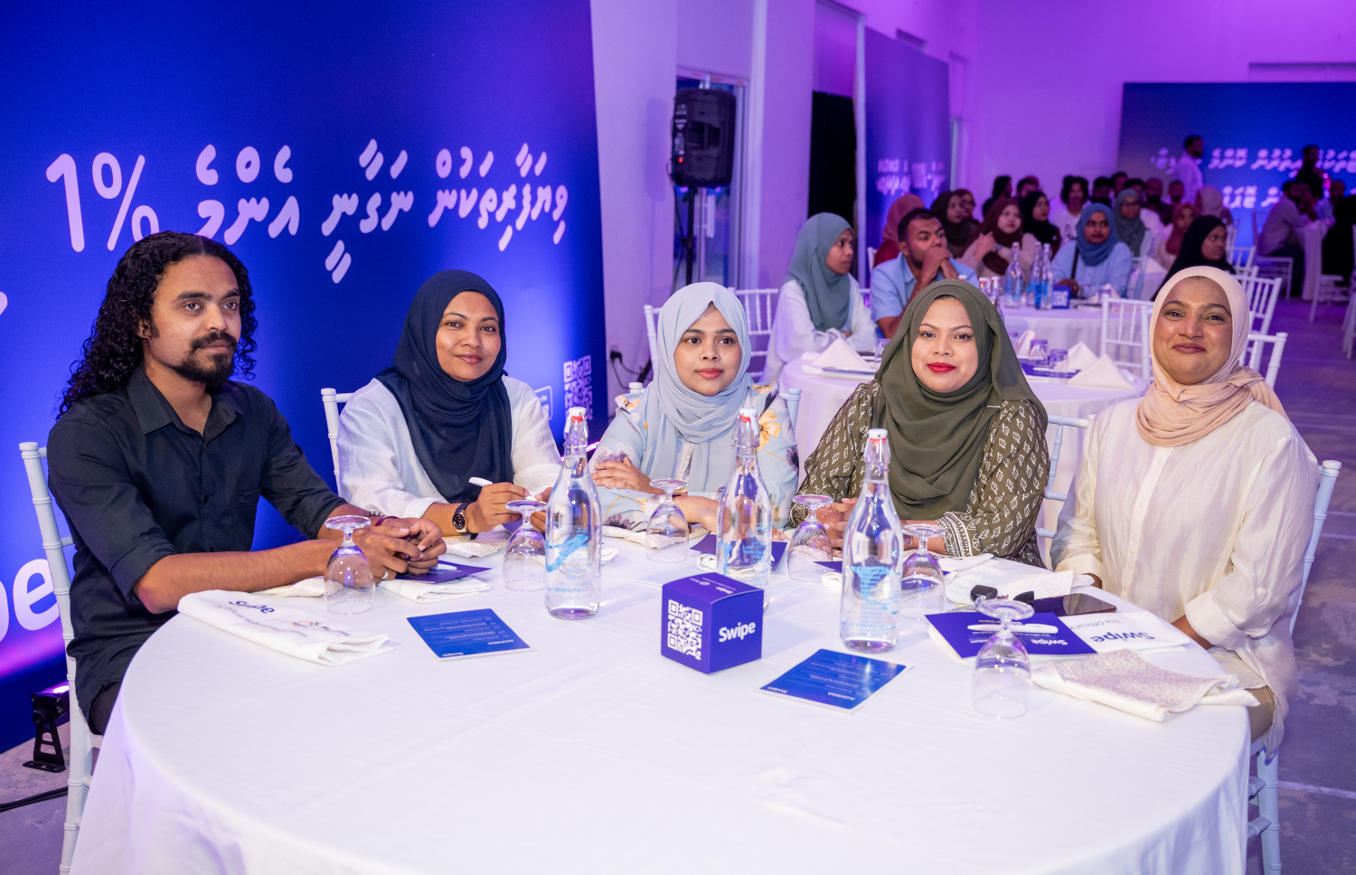 އައްޑޫގައި ސްވައިޕް ލޯންޗު ކުރުމަށް ރޭ ބޭއްވި ހަފުލާހައި ބައިވެރިވި ބައެއް މީހުން.--- ފޮޓޯ: ނިޝާން އަލީ| މިހާރު