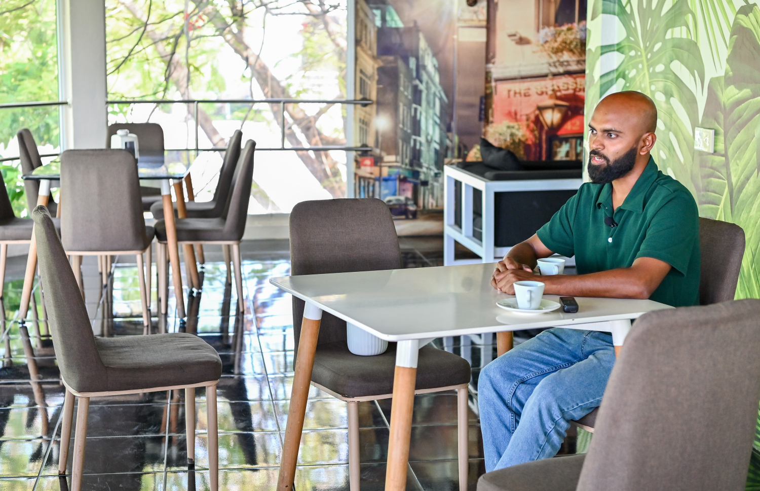 މުއާޒު، އޭނާގެ އާއިލީ ރެސްޓޯރެންޓުގައި ހުރެ "މިހާރު"އަށް އިންޓަވިއު ދެނީ.-- ފޮޓޯ: ފަޔާޒު މޫސާ/ މިހާރު