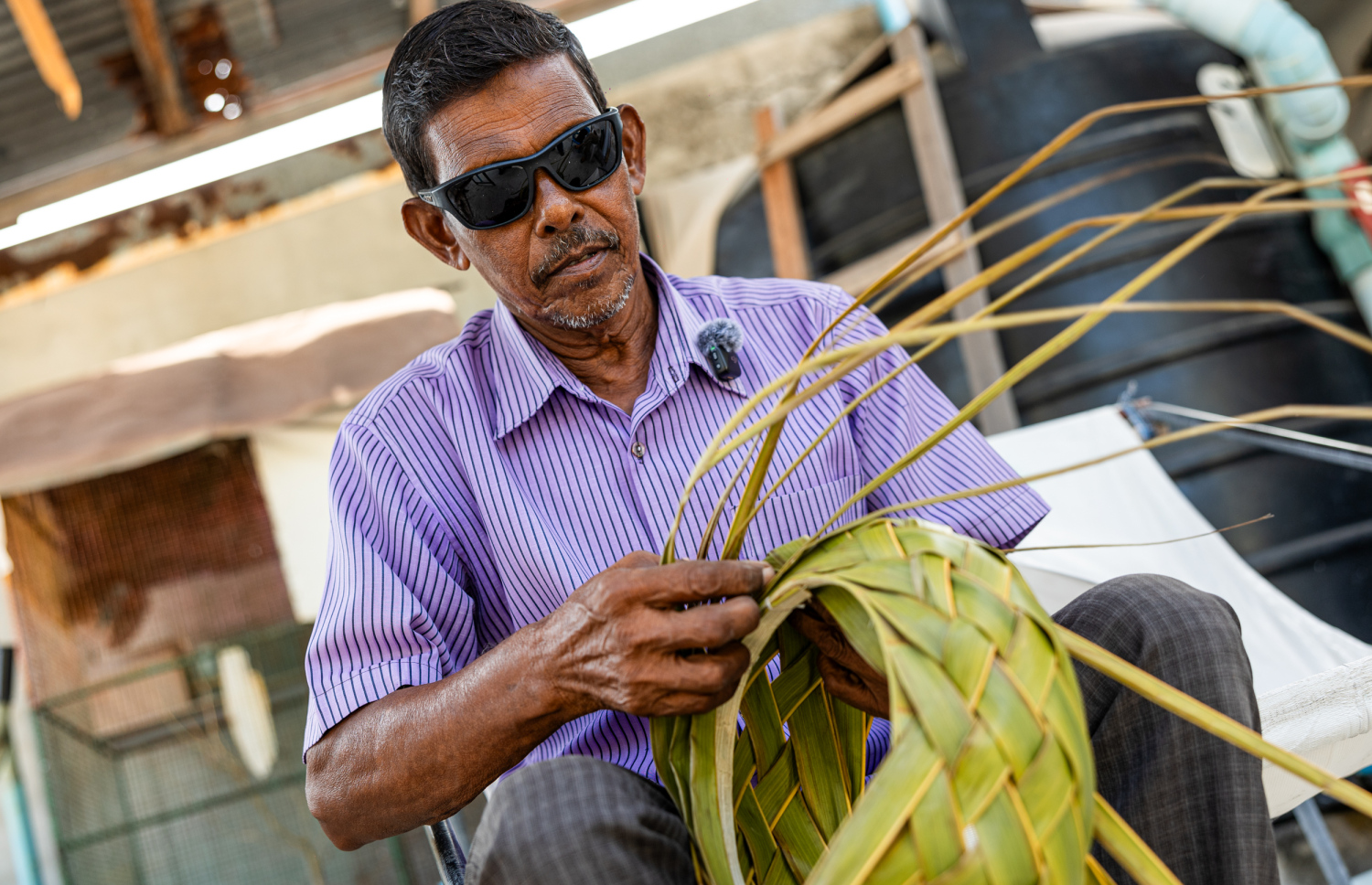 އިބްރާހިމް ޒާހިރު (އިބްރާހިމްބެ) ފަނުން ވިޔާތަން"މިހާރު"ގެ ޓީމަށް ދައްކާލަނީ.-- ފޮޓޯ: އަހުމަދު އަޒާން / މިހާރު