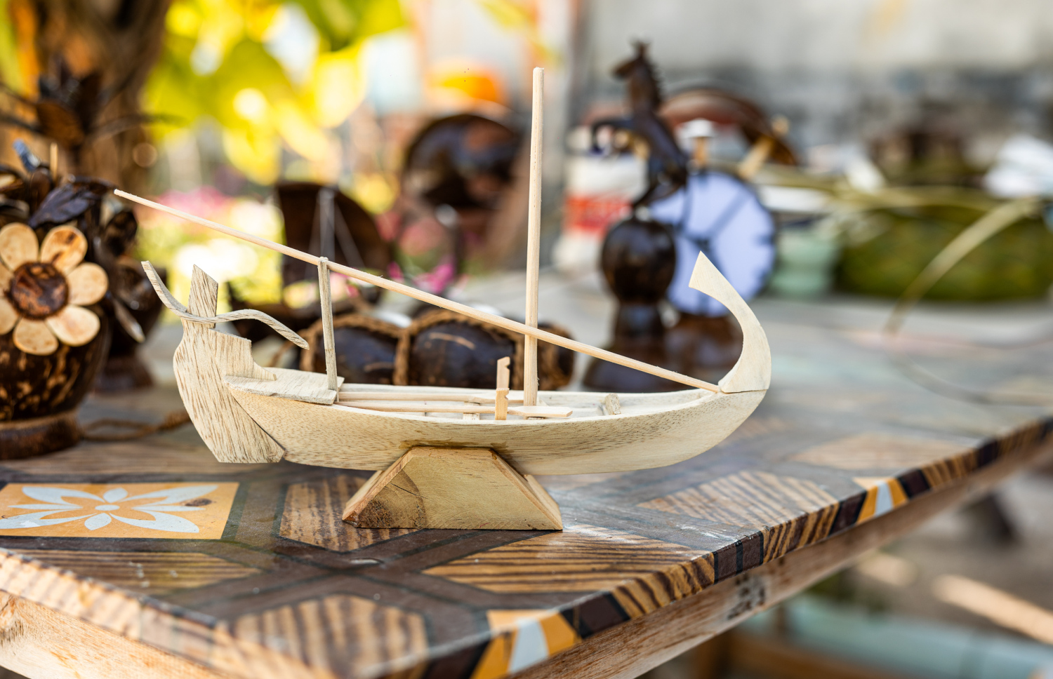 އިބްރާހިމް ޒާހިރު (އިބްރާހިމްބެ) ލަކުޑިން ހަދާފައިވާ ދޯންޏެއް.-- ފޮޓޯ: އަހުމަދު އަޒާން / މިހާރު