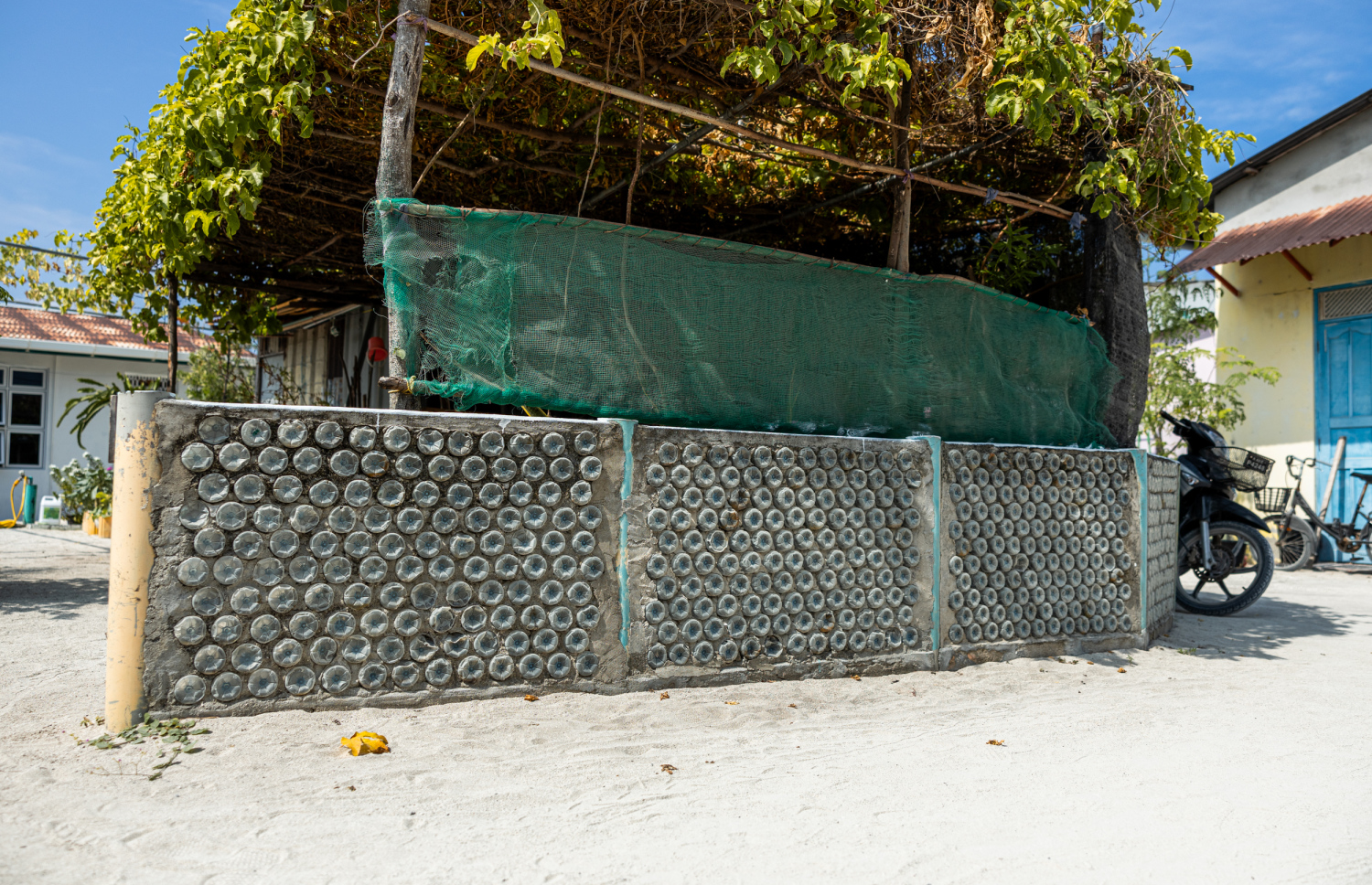 އިބްރާހިމް ޒާހިރު (އިބްރާހިމްބެ)ގެ ގެ ބޭރު ފާރު ޕްލާސްޓިކް ފުޅިން ޒީނަތްތެރިކޮށްފައި-- ފޮޓޯ: އަހުމަދު އަޒާން / މިހާރު