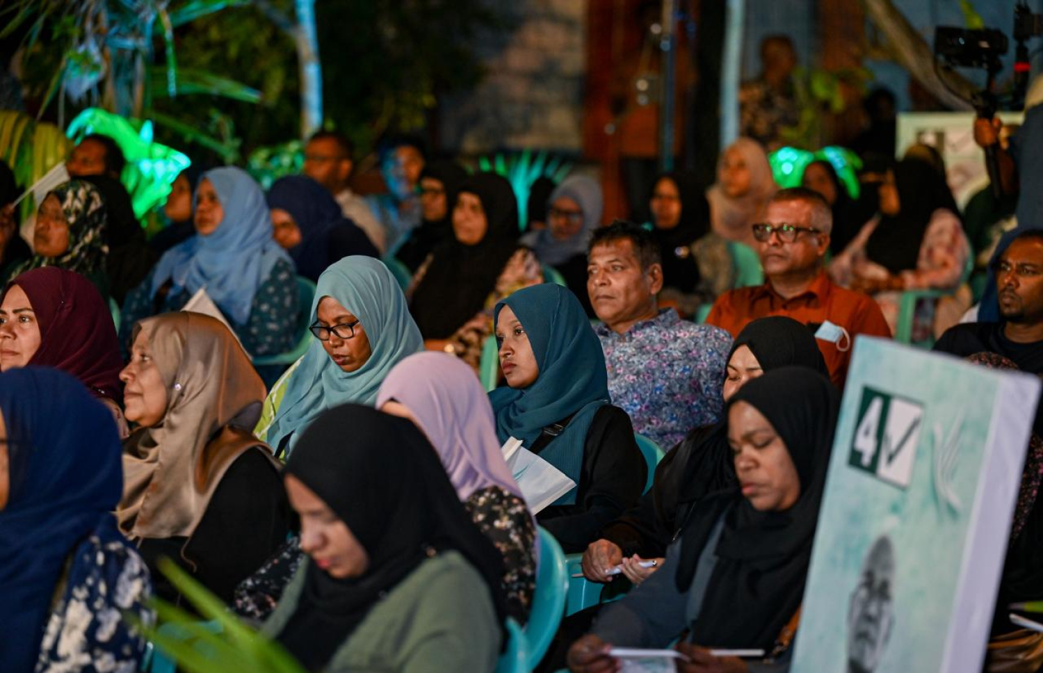 ޕީއެންސީން ރޭ ހުޅުމާލޭގައި ބޭއްވި ކެމްޕެއިން ބައްދަލުވުމަށް ދިޔަ ބައެއް އާންމު މެމްބަރުން.