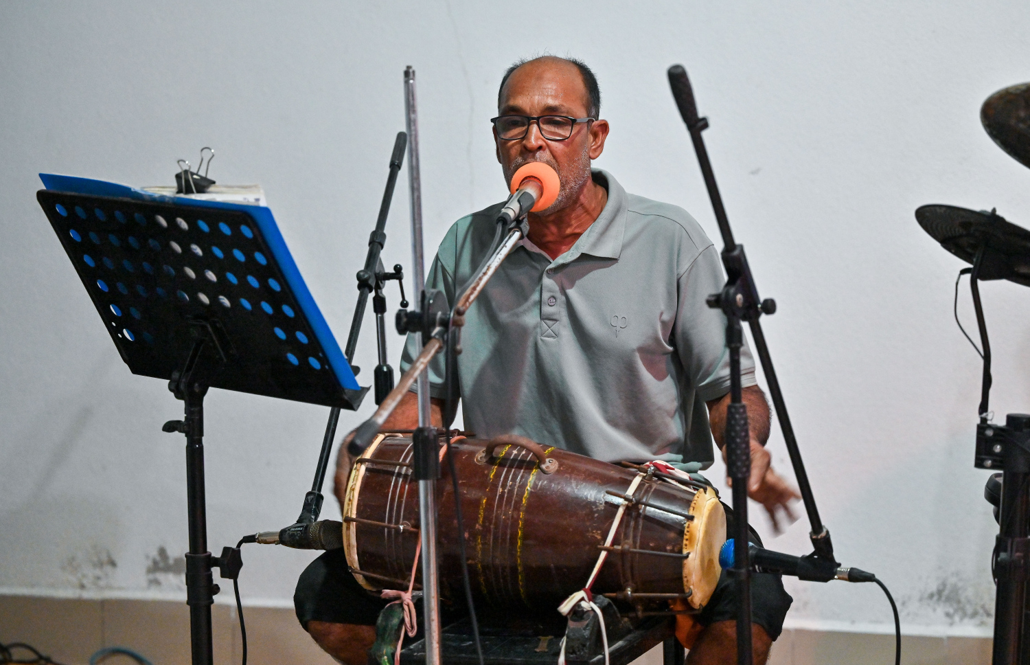 ބޭންޑު މެމްބަރަކު ލަވަ ކިޔަމުން ބެރު ޖަހަނީ-- ފޮޓޯ: ފަޔާޒު މޫސާ | މިހާރު