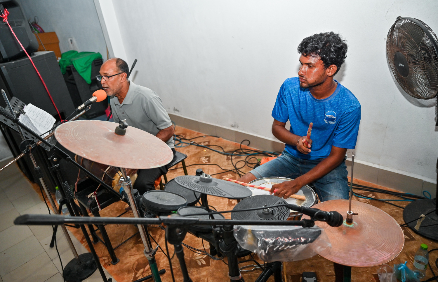 ބޭންޑުގެ މެމްބަރުން ހުށަހެޅުމެއް ހުށަހަޅަނީ-- ފޮޓޯ: ފަޔާޒު މޫސާ | މިހާރު