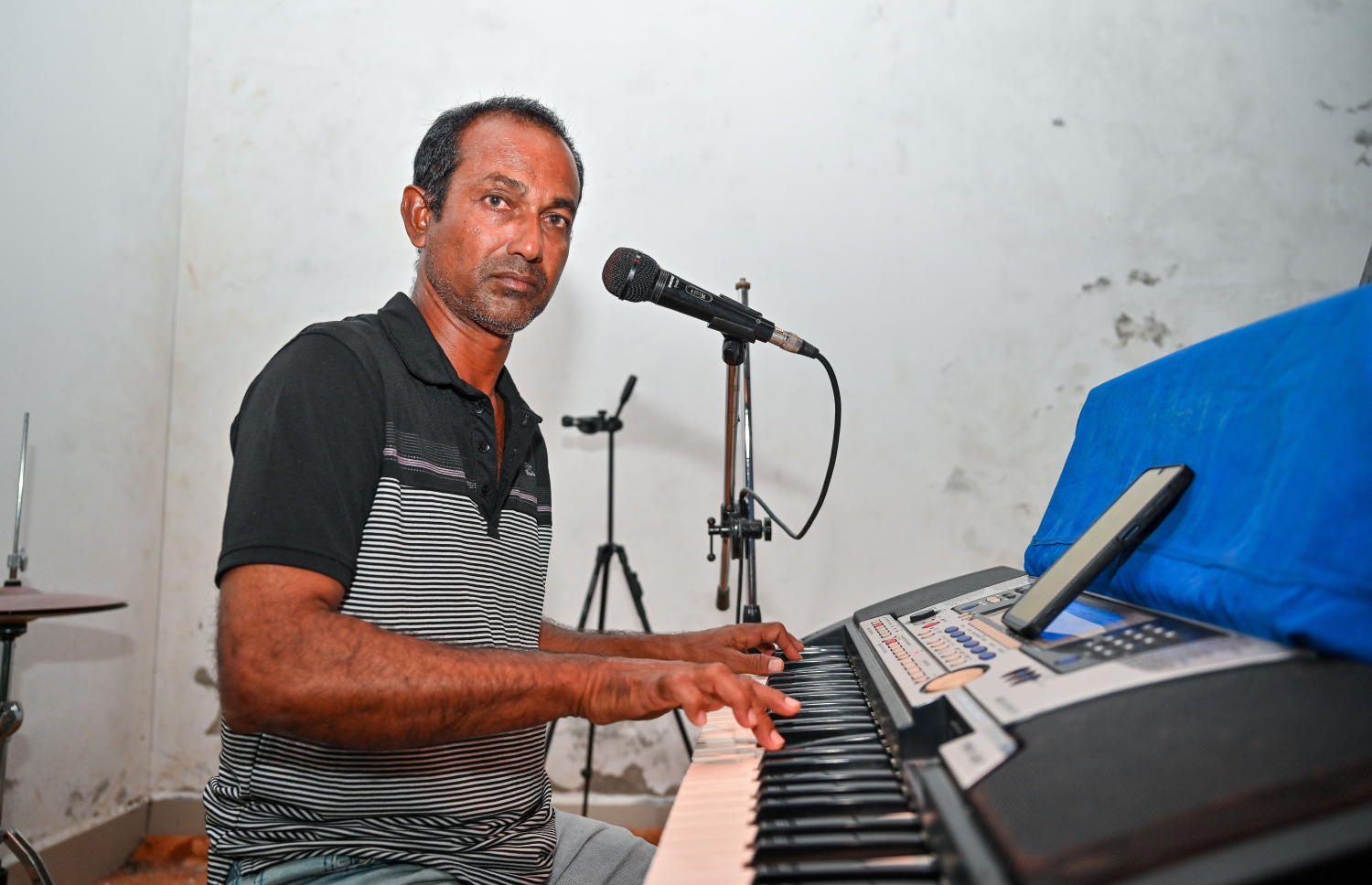 ބޭންޑުގެ މެމްބަރު މޫސާ އިދުރީސް ކީބޯޑު ކުޅެނީ-- ފޮޓޯ: ފަޔާޒު މޫސާ | މިހާރު