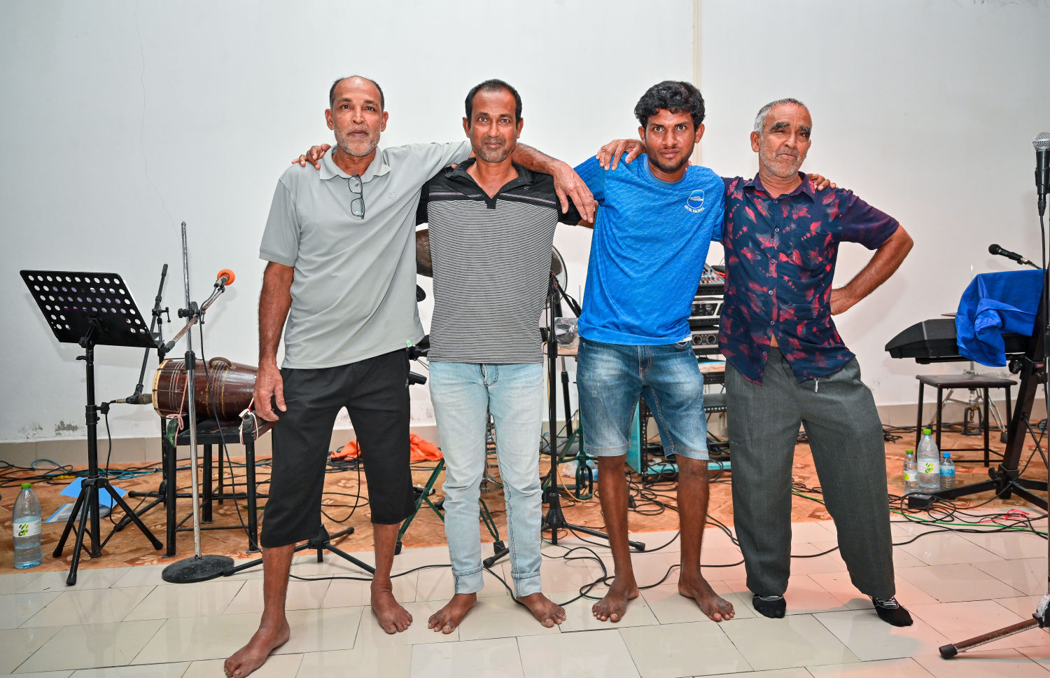 އެކުވެރި ދިރުން ބޭންޑުގެ ބައެއް މެމްބަރުން ފޮޓޯއަކަށް ހުއްޓިގެން-- ފޮޓޯ: ފަޔާޒު މޫސާ | މިހާރު