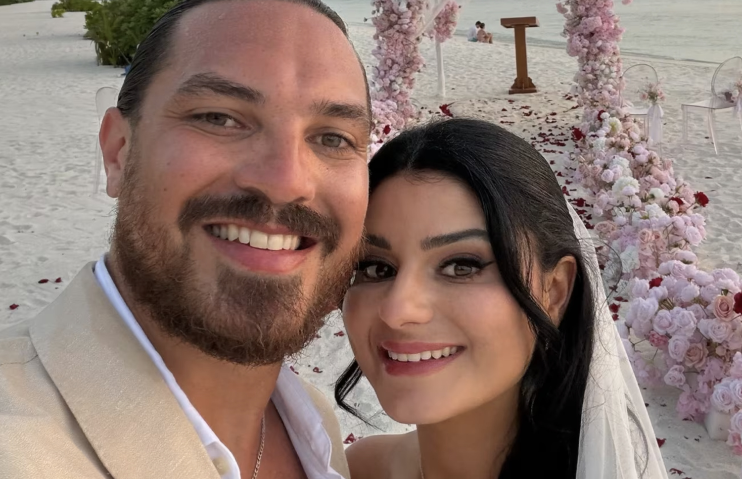 ސިމޯނާ މުސޫ އާއި ޑީން ޝީޕާސް ރާއްޖޭގައި ބޭއްވި ރަމްޒީ ކައިވެންޏަށް ފަހު ނަގާފައިވާ ފޮޓޯއެއް