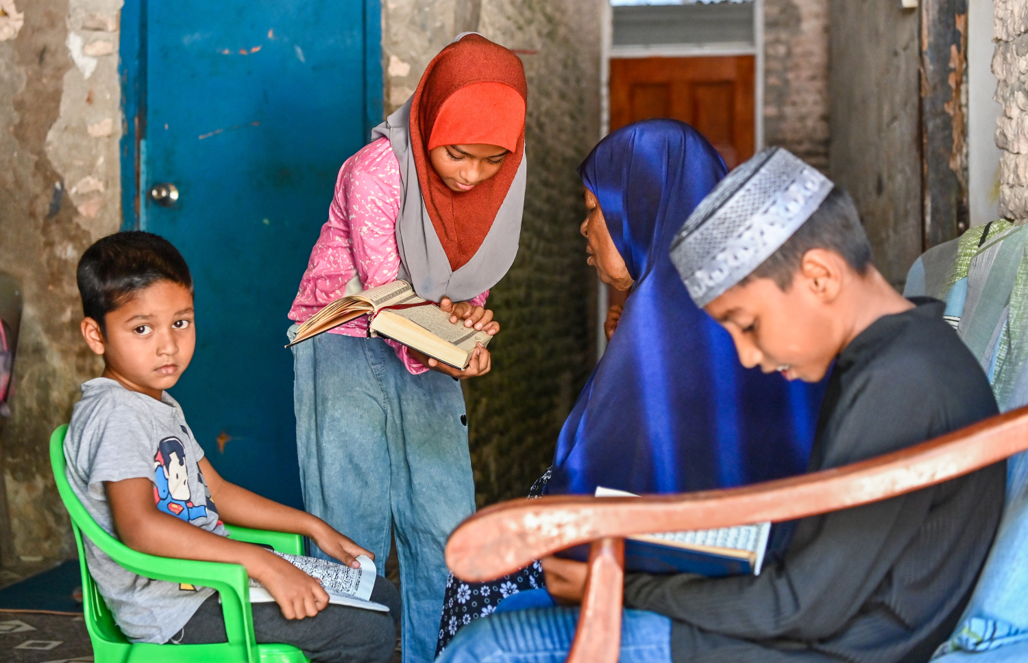 ކުދިންތަކަކަށް، ރަޝީދާގެ ގޭގައި ގުރުއާން ކިޔަވައިދެނީ. އޭނާ މި މަަސައްކަތް ކުރާތާ 47 އަހަރު ވެއްޖެ.--- ފޮޓޯ: ފަޔާޒު މޫސާ| މިހާރު