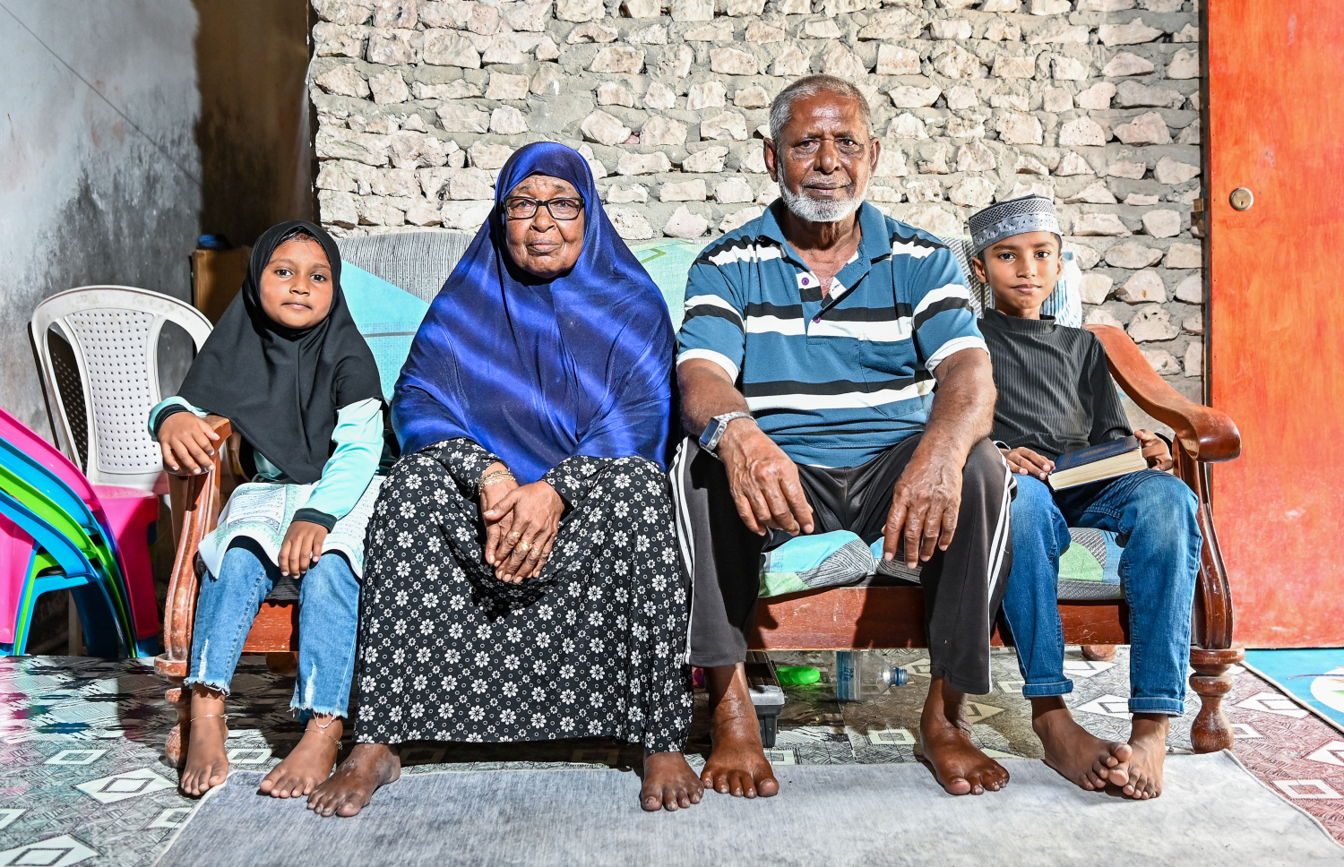 ރަޝީދާ އާއި އަލީ އެ ދެ މީހުން ގުރުއާން ކިޔަވައިދޭ ދެ ކުއްޖަކާ އެކު ފޮޓޯއަކަށް ތައްޔާރުވެގެން.--- ފޮޓޯ: ފަޔާޒު މޫސާ| މިހާރު