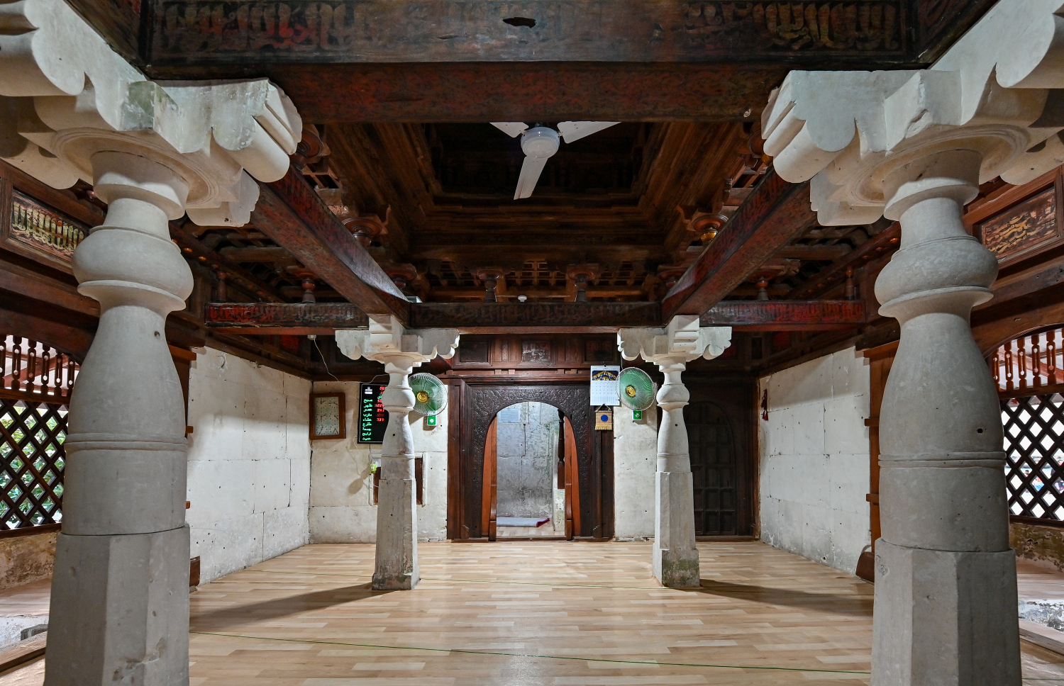 އިސްދޫ އާސާރީ މިސްކިތުގެ އެތެރެ: މިއީ 300 އަހަރަށް ވުރެ ދުވަސްވީ މިސްކިތެއް.-- ފޮޓޯ: ފަޔާޒު މޫސާ| މިހާރު