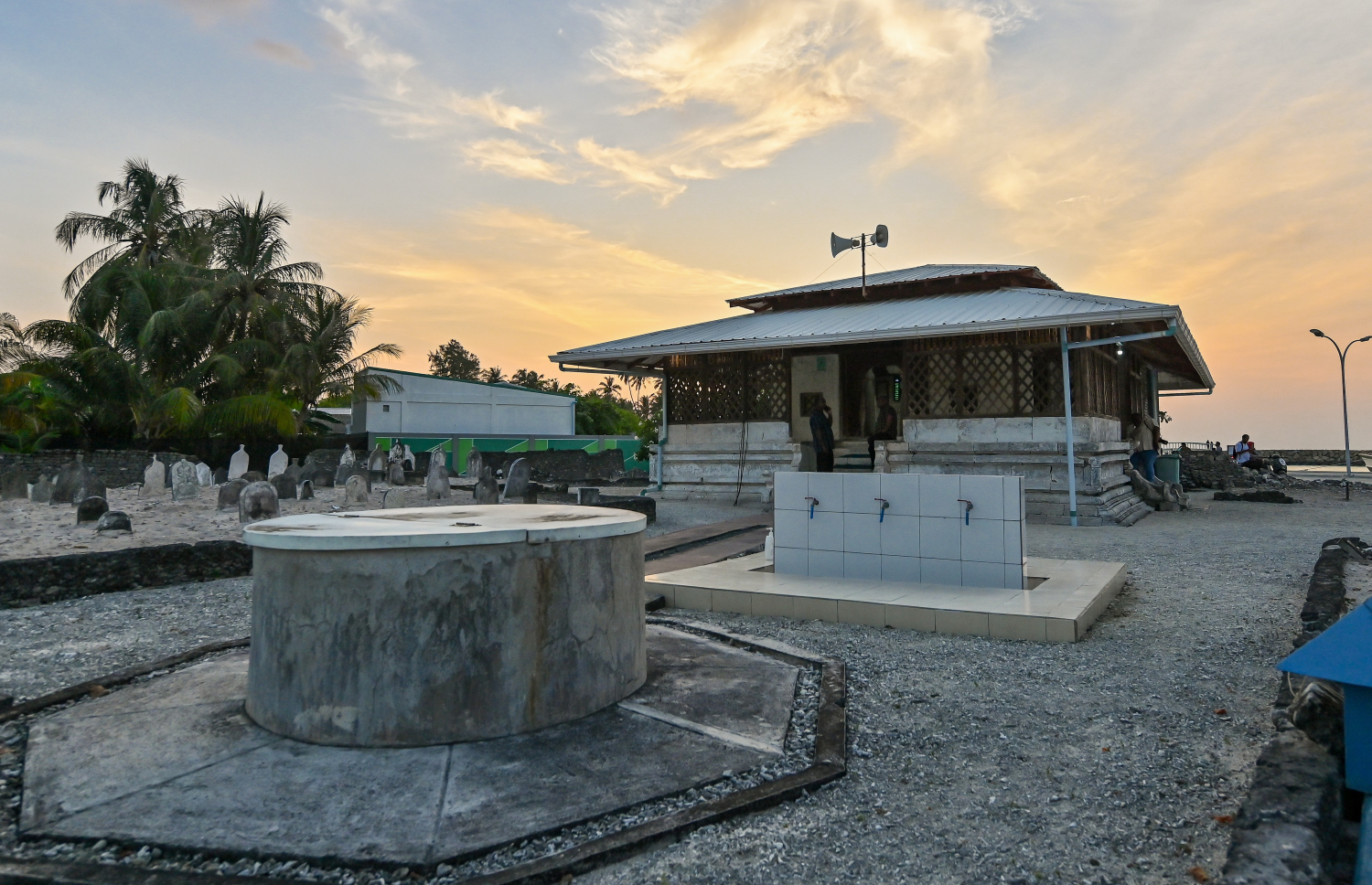 އިސްދޫ އާސާރީ މިސްކިތް، މި މިސްކިތުގެ ހަރިންމަ ފާރު އޮތީ އެކި ދިމަދިމާލުން ވެއްޓިފައި.--- ފޮޓޯ: ފަޔާޒު މޫސާ| މިހާރު