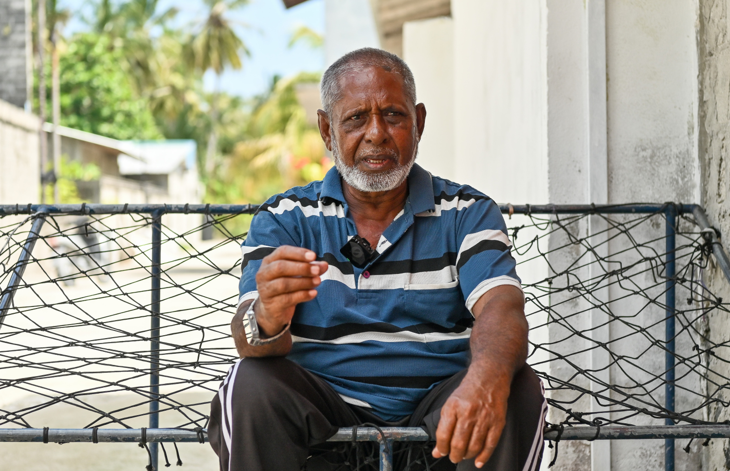 އިބްރާހިމް އަލީ، އުވަދަވާ ގޮތް ކިޔައިދެނީ.-- ފޮޓޯ: ފަޔާޒު މޫސާ| މިހާރު