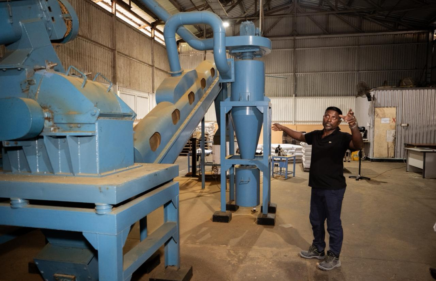 ފިޝްމީލް ފެކްޓަރީގެ މަސައްކަތް ކުރާ ގޮތް ޣަނީ ކިޔައިދެނީ.---ފޮޓޯ: ނިޝާން އަލީ| މިހާރު