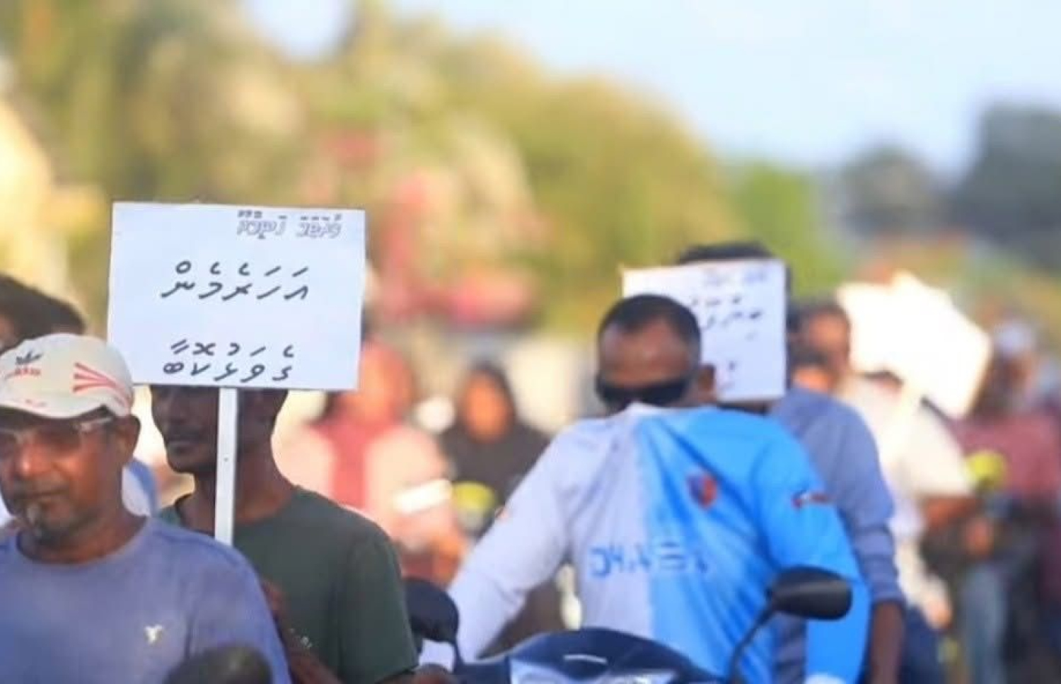 ހިރިމަރަދޫ މީހުންނަށް ހަނިމާދޫން ގޯތި ދިނުމާ ދެކޮޅަށް ހަނިމާދޫ ބަޔަކު އިއްޔެ ކުރި މުޒާހަރާ-- ފޮޓޯ: ގޮއްކޮޅު