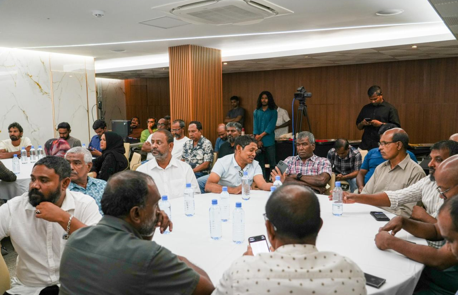 ޕީއެންސީ ހޯރަފުށީ ދާއިރާގެ ތަރާވީހުގައި އެ ޕާޓީއަށް ތާއީދުކުރާ މީހުން ބައިވެރިވަނީ-- ފޮޓޯ: ޕީއެންސީ