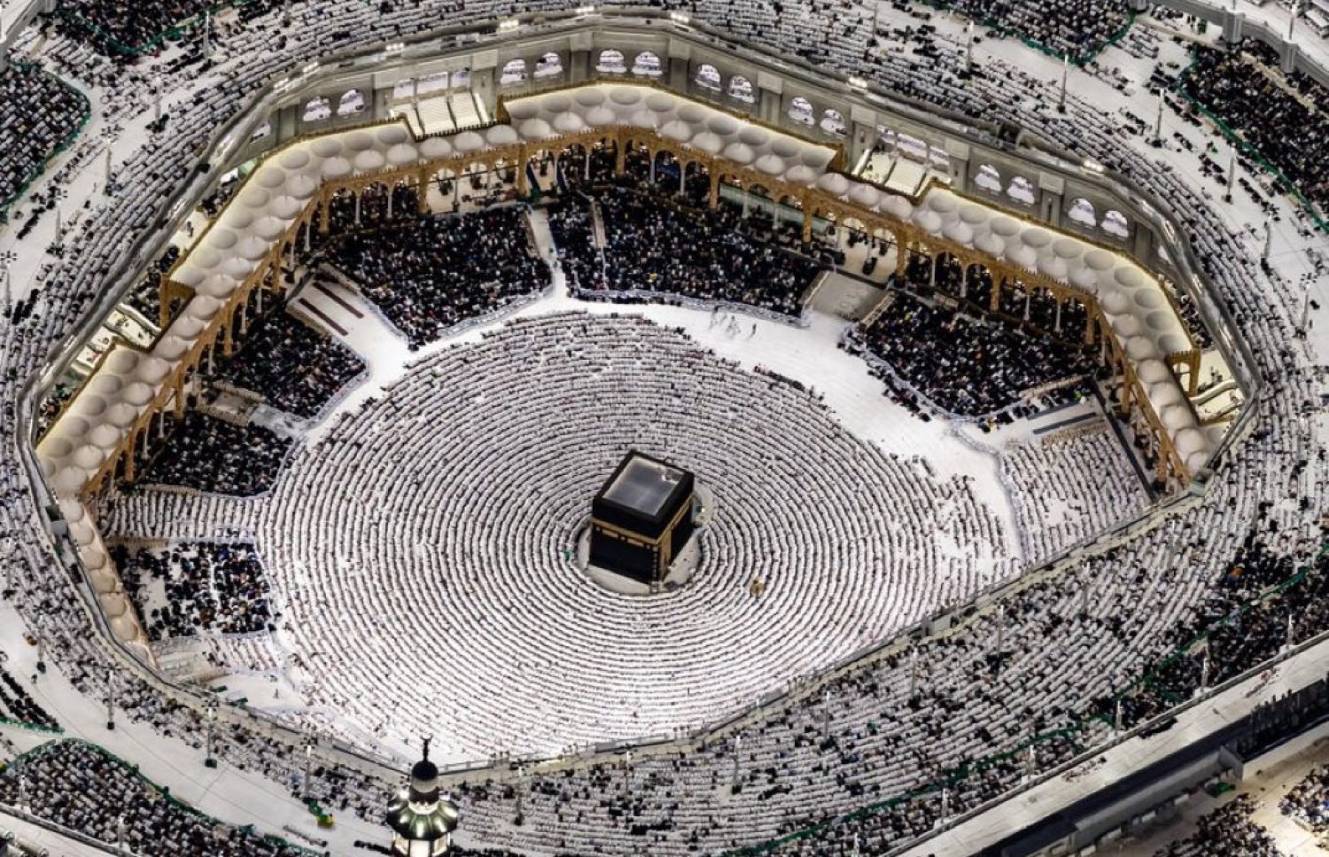 ރަމަޟާން މަހުގެ 27 ވިލޭރޭގެ އަޅުކަމަށް ހަރަމްފުޅަށް މީހުން ޖަމާވެފައި: މަތާފް ސަރަހައްދުން އިސްކަން ދެނީ އުމްރާވެރިންނަށް. -- ފޮޓޯ: އިންސައިޑް ދަ ހަރަމައިން