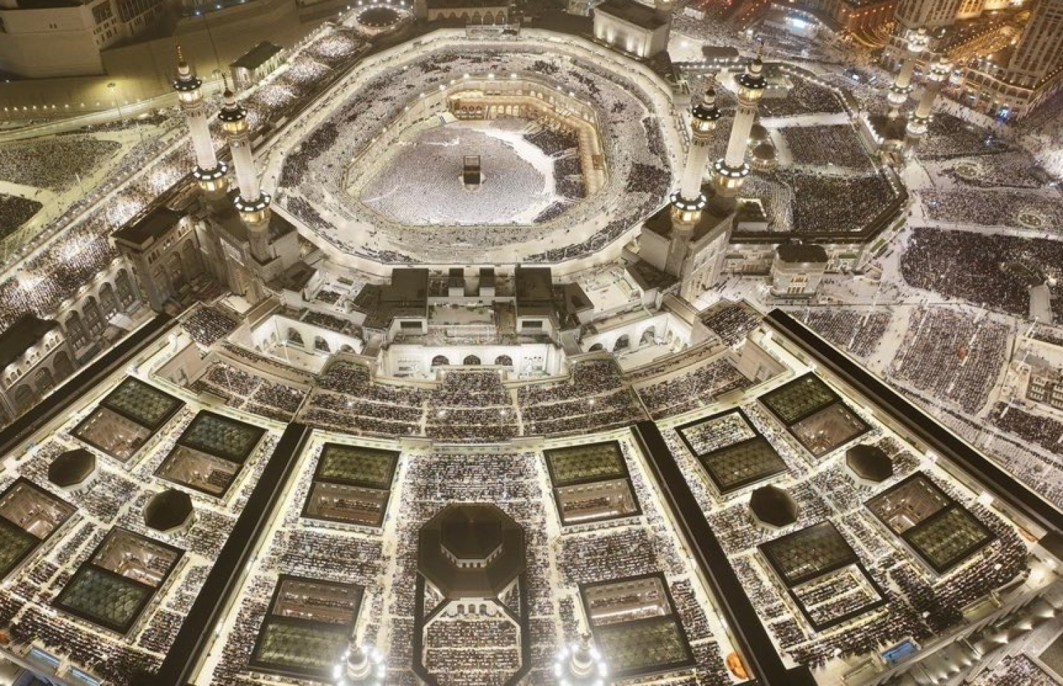 ރަމަޟާން މަހުގެ 27 ވިލޭރޭގެ އަޅުކަމަށް ހަރަމްފުޅަށް މީހުން ޖަމާވެފައި. -- ފޮޓޯ: އިންސައިޑް ދަ ހަރަމައިން