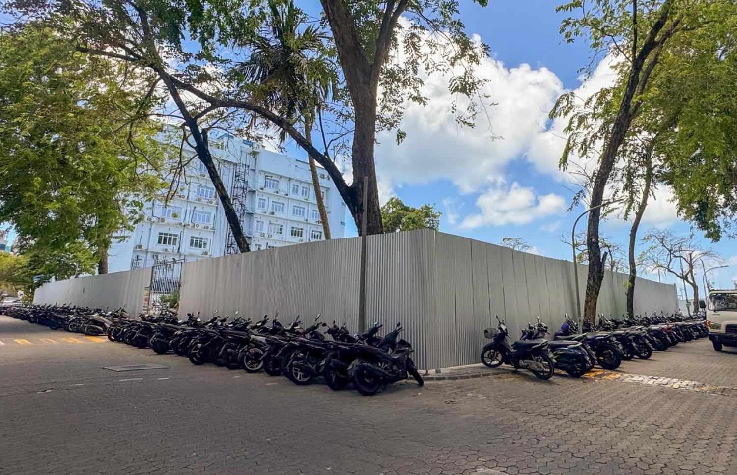 ޣާޒީ ބިލްޑިންގް އިމާރާތް ހުރި ބިން ވަށައި ޓިނު ޖަހައި މިއަދު ބަންދުކޮށްފައި.---ފޮޓޯ: ނިޝާން އަލީ| މިހާރު