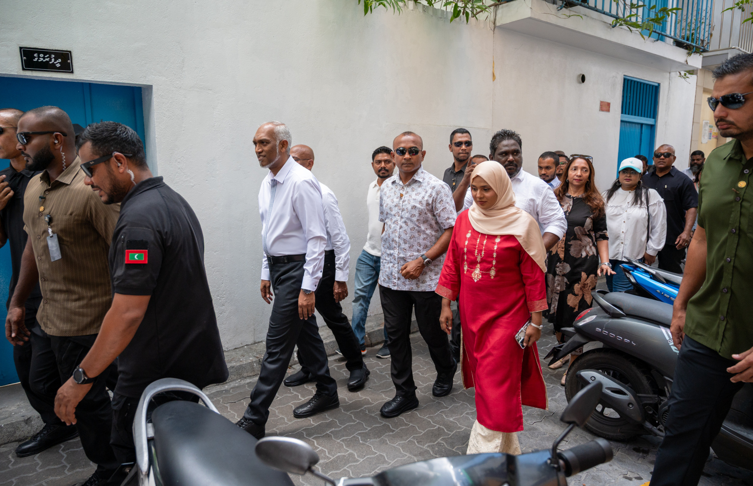 ރައީސް ޑރ. މުހައްމަދު މުއިއްޒު މިއަދު މާފަންނު ހުޅަނގު ދާއިރާގެ ދޮރުން ދޮރަށް ވަޑައިގަތުން.-- ފޮޓޯ: ފަޔާޒް މޫސާ / މިހާރު