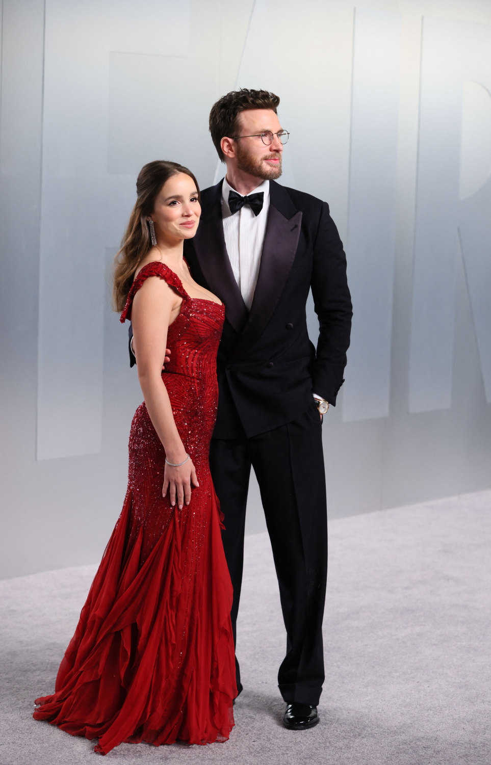 އޮސްކާ އެވޯޑް 2026: މި އަހަރުގެ އޮސްކާގެ ރެޑްކާޕެޓުގައި އެމެރިކާގެ އެކްޓަރު ކްރިސް އެވަންސް އާއި އޭނާގެ އަންހެނުން އަލްބާ ބަޕްޓިސްޓާ.-- ފޮޓޯ: އޭއެފްޕީ