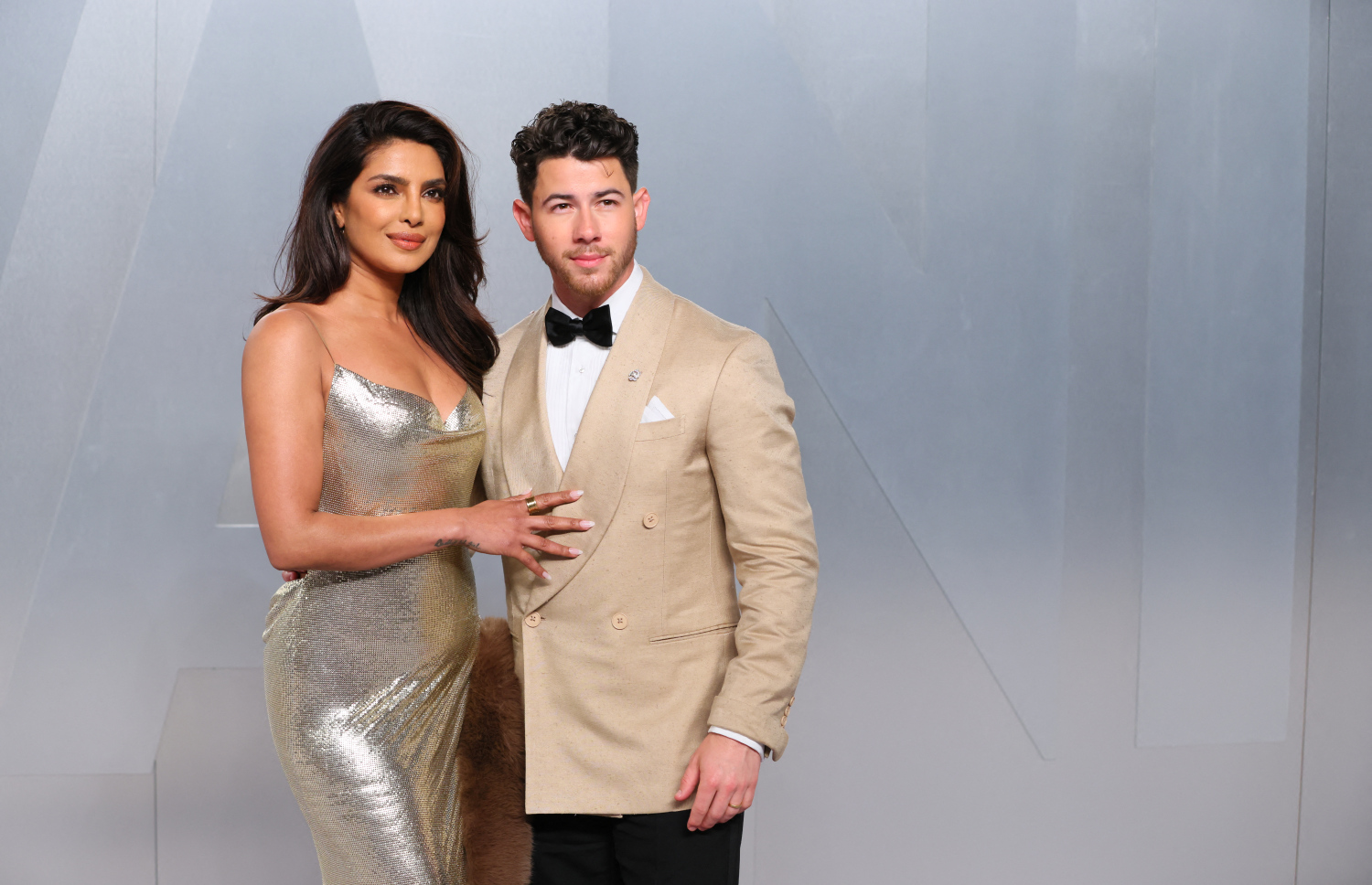 އޮސްކާ އެވޯޑް 2026: މި އަހަރުގެ އޮސްކާގެ ރެޑްކާޕެޓުގައި އިންޑިއާގެ ތަރި ޕްރިޔަންކާ ޗޯޕްރާ އާއި އޭނާގެ ފިރިމީހާ އަދި އެމެރިކާގެ ލަވަކިޔުންތެރިޔާ ނިކް ޖޯނަސް.-- ފޮޓޯ: އޭއެފްޕީ