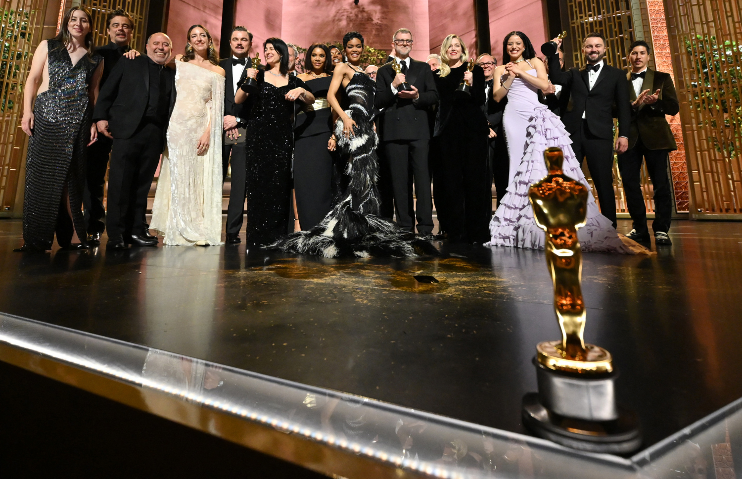 އޮސްކާ އެވޯޑް 2026: މި އަހަރުގެ އޮސްކާގައި އެންމެ މޮޅު ފިލްމުގެ އެވޯޑް ކާމިޔާބުކުރި "ވަން ބެޓްލް އާފްޓާ އެނަދާ"ގެ ޓީމު އެވޯޑާ އެކު ސްޓޭޖު މަތީގައި.-- ފޮޓޯ: އޭއެފްޕީ