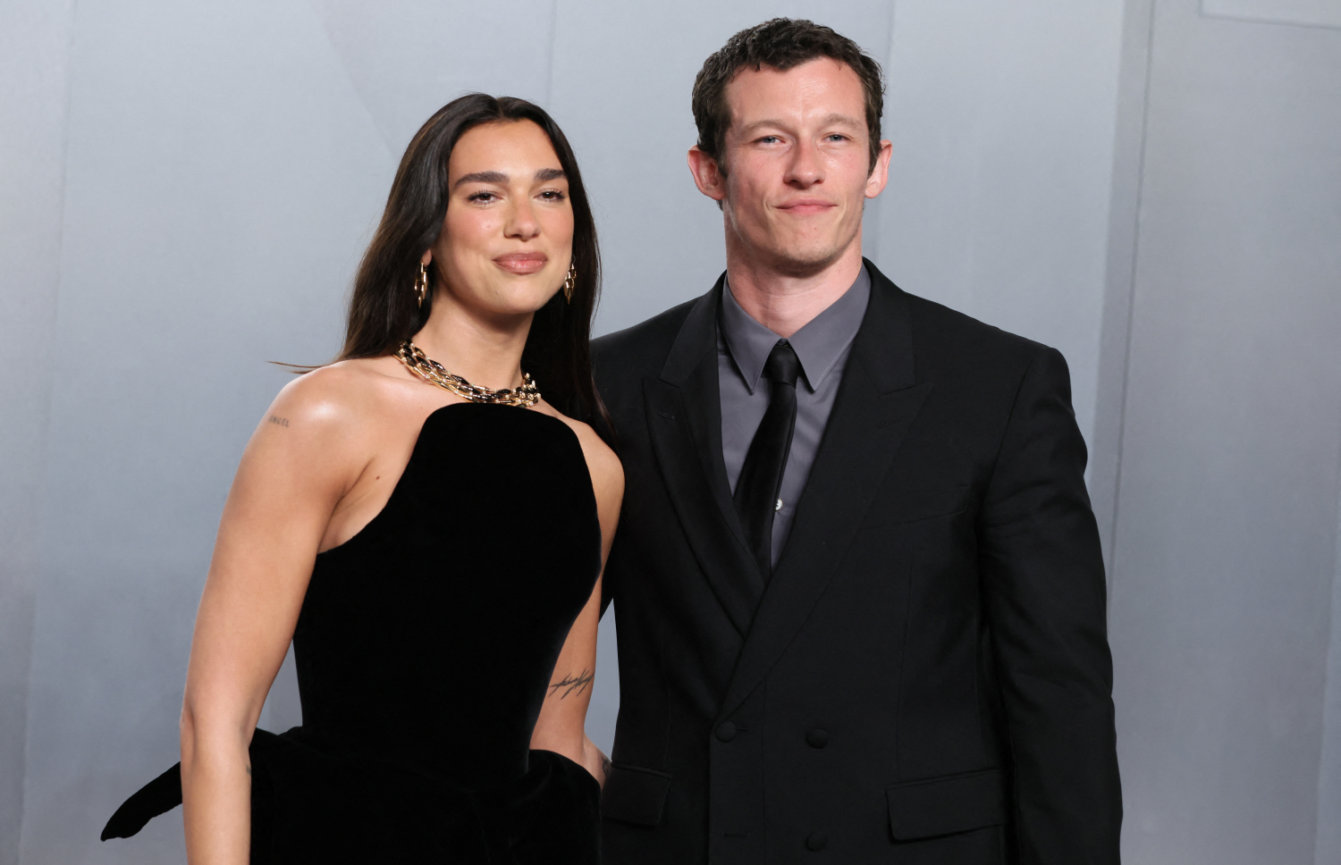 އޮސްކާ އެވޯޑް 2026: މި އަހަރުގެ އޮސްކާގެ ރެޑްކާޕެޓުގައި އިނގިރޭސި ލަވަކިޔުންތެރިޔާ ދުއާ ލިޕާ އާއި އޭނާގެ ލޯބިވެރިޔާ ކެލަމް ޓާނާ.-- ފޮޓޯ: އޭއެފްޕީ