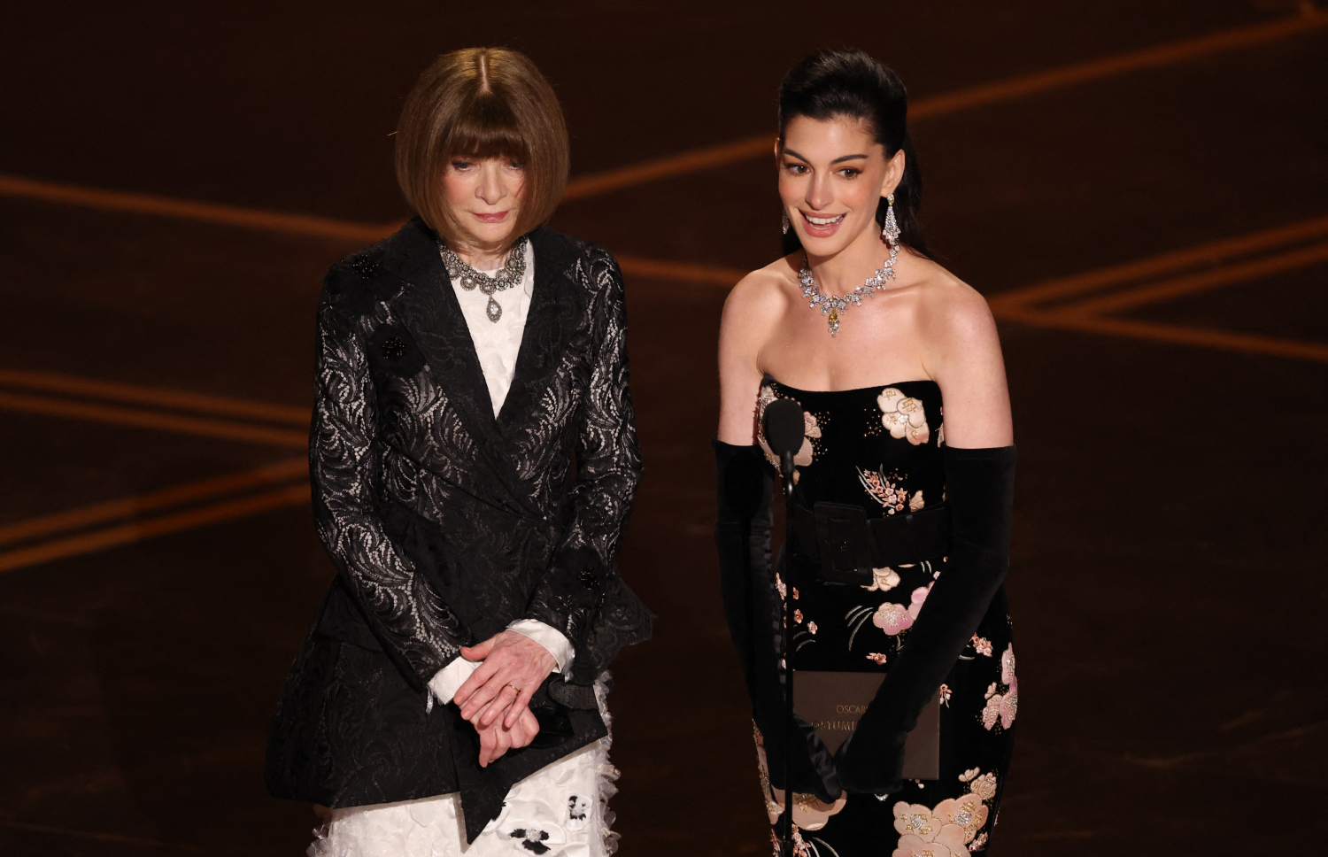 އޮސްކާ އެވޯޑް 2026: މި އަހަރުގެ އޮސްކާ އެވޯޑް ހަފުލާގައި އެމެރިކާގެ އެކްޓްރެސް އޭން ހޭތުވޭ އާއި ވޯގް މެގަޒިންގެ ކުރީގެ ޗީފް އެޑިޓަރު އޭނާ ވިންޓުއާ އެވޯޑެއް ޕްރެޒެންޓުކުރަނީ.-- ފޮޓޯ: އޭއެފްޕީ