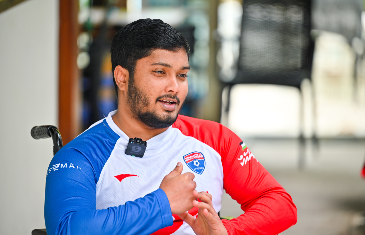 މަހުމޫދު ފާއިޒު "މިހާރު" އަށް އިންޓަވިއު ދެނީ: ޑައިވިންގައި އުޅެނިކޮށް ހިނގި ހާދިސާއެއްގައި އޭނާގެ މުޅި ދިރިއުޅުން ބަދަލުވި.-- ފޮޓޯ: ނިޝާން އަލީ | މިހާރު