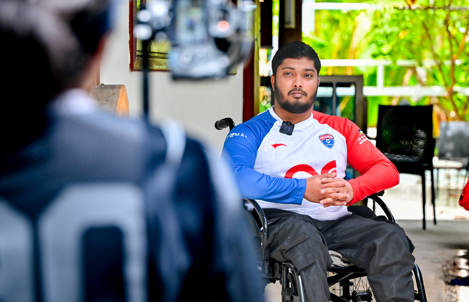 މަހުމޫދު ފާއިޒު "މިހާރު" އަށް އިންޓަވިއު ދެނީ: ޑައިވިންގައި އުޅެނިކޮށް ހިނގި ހާދިސާއެއްގައި އޭނާގެ މުޅި ދިރިއުޅުން ބަދަލުވި.-- ފޮޓޯ: ނިޝާން އަލީ | މިހާރު