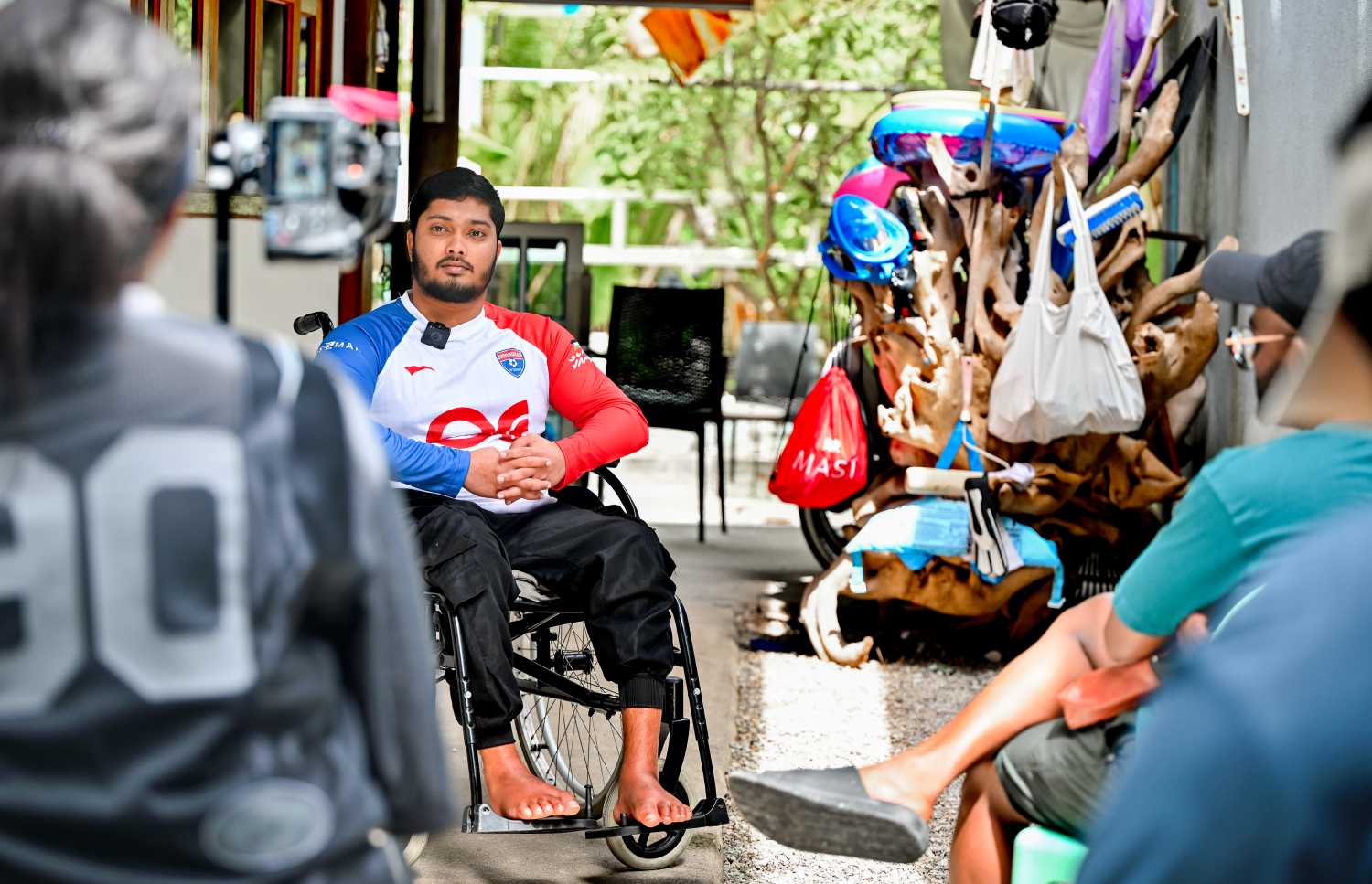 މަހުމޫދު ފާއިޒު "މިހާރު" ގެ ނޫސްވެރިންނާއެކު: ޑައިވިންގައި އުޅެނިކޮށް ހިނގި ހާދިސާއެއްގައި އޭނާގެ މުޅި ދިރިއުޅުން ބަދަލުވި.-- ފޮޓޯ: ނިޝާން އަލީ | މިހާރު